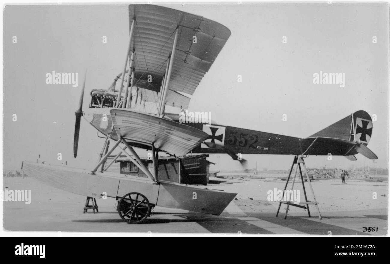Kaiserliche Marine – Albatros W.1 „552“, Wasserflugzeugversion des Albatros B.II-Landflugzeugs. Stockfoto