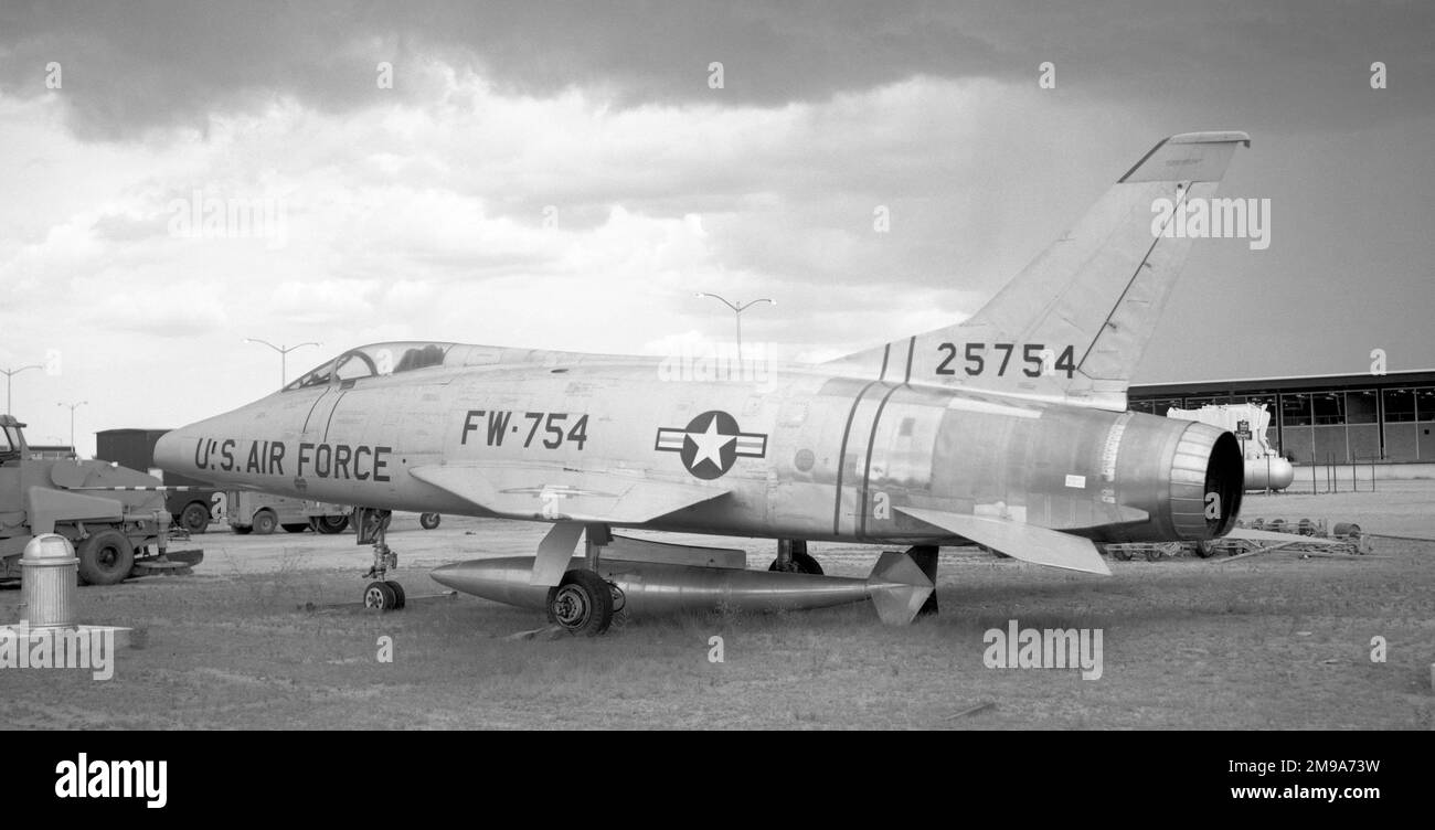 United States Air Force - North American YF-100A Super Sabre 52-5754 (msn 180-1). Die erste YF-100A mit einem XJ-57-P-7-Motor; am 25. Mai 1953 von George Welch auf der Edwards AFB geflogen, mit der hohen Flosse der YF-100A (nicht die gleiche Flosse wie bei späteren Flugzeugen). Stockfoto