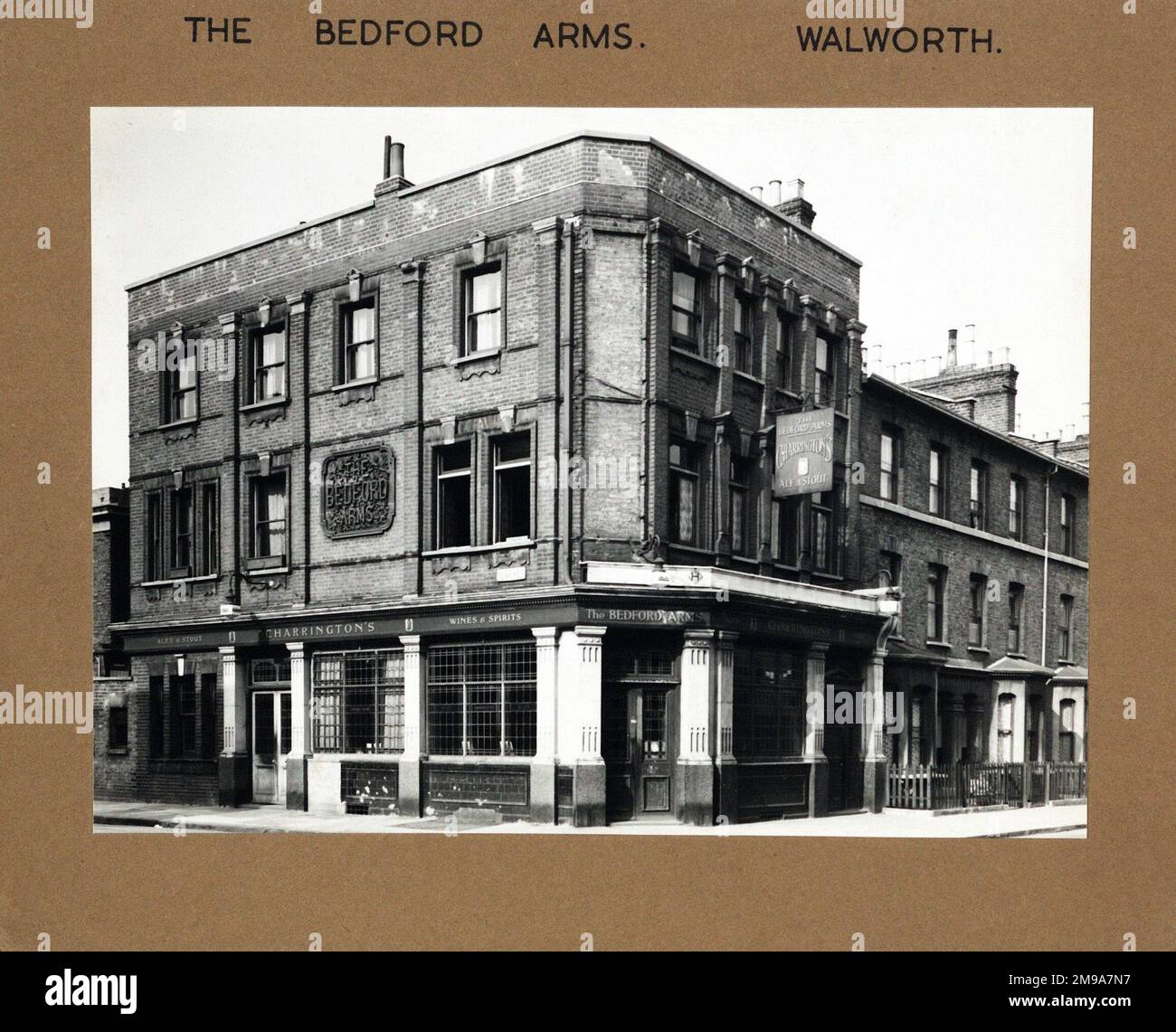 Foto von Bedford Arms, Walworth, London. Die Hauptseite des Aufdrucks (hier abgebildet) zeigt: Ecke auf der Ansicht des Pubs. Auf der Rückseite des Aufdrucks (auf Anfrage erhältlich) finden Sie Details: Nichts für die Bedford Arms, Walworth, London SE17 2FS. Seit Juli 2018 . Jetzt abgerissen Stockfoto