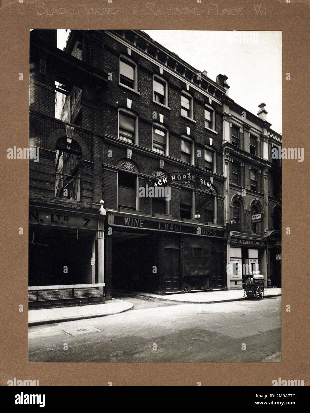 Foto von Black Horse PH, Oxford Street, London. Die Hauptseite des Aufdrucks (hier abgebildet) zeigt: Linke Seite in der Ansicht des Pubs. Auf der Rückseite des Aufdrucks (auf Anfrage erhältlich) steht: Nichts für das Black Horse, Oxford Street, London W1T 1HL. Seit Juli 2018 . Jetzt wird die Site für Byron genutzt. burger-Haus Stockfoto