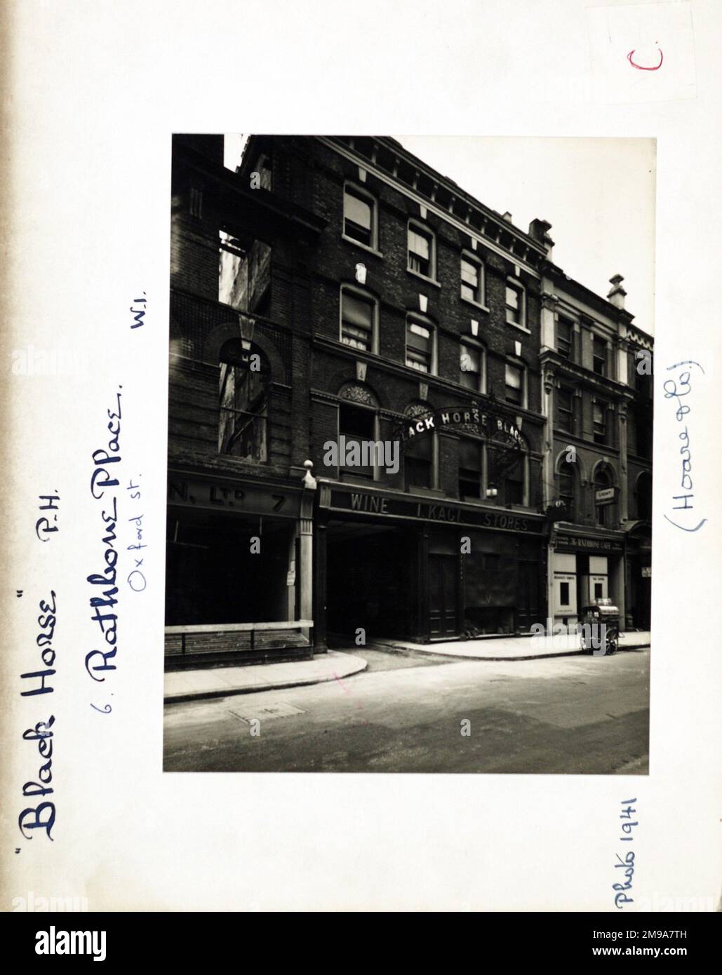 Foto von Black Horse PH, Oxford Street, London. Die Hauptseite des Aufdrucks (hier abgebildet) zeigt: Linke Seite in der Ansicht des Pubs. Auf der Rückseite des Aufdrucks (auf Anfrage erhältlich) steht: Nichts für das Black Horse, Oxford Street, London W1T 1HL. Seit Juli 2018 . Jetzt wird die Site für Byron genutzt. burger-Haus Stockfoto