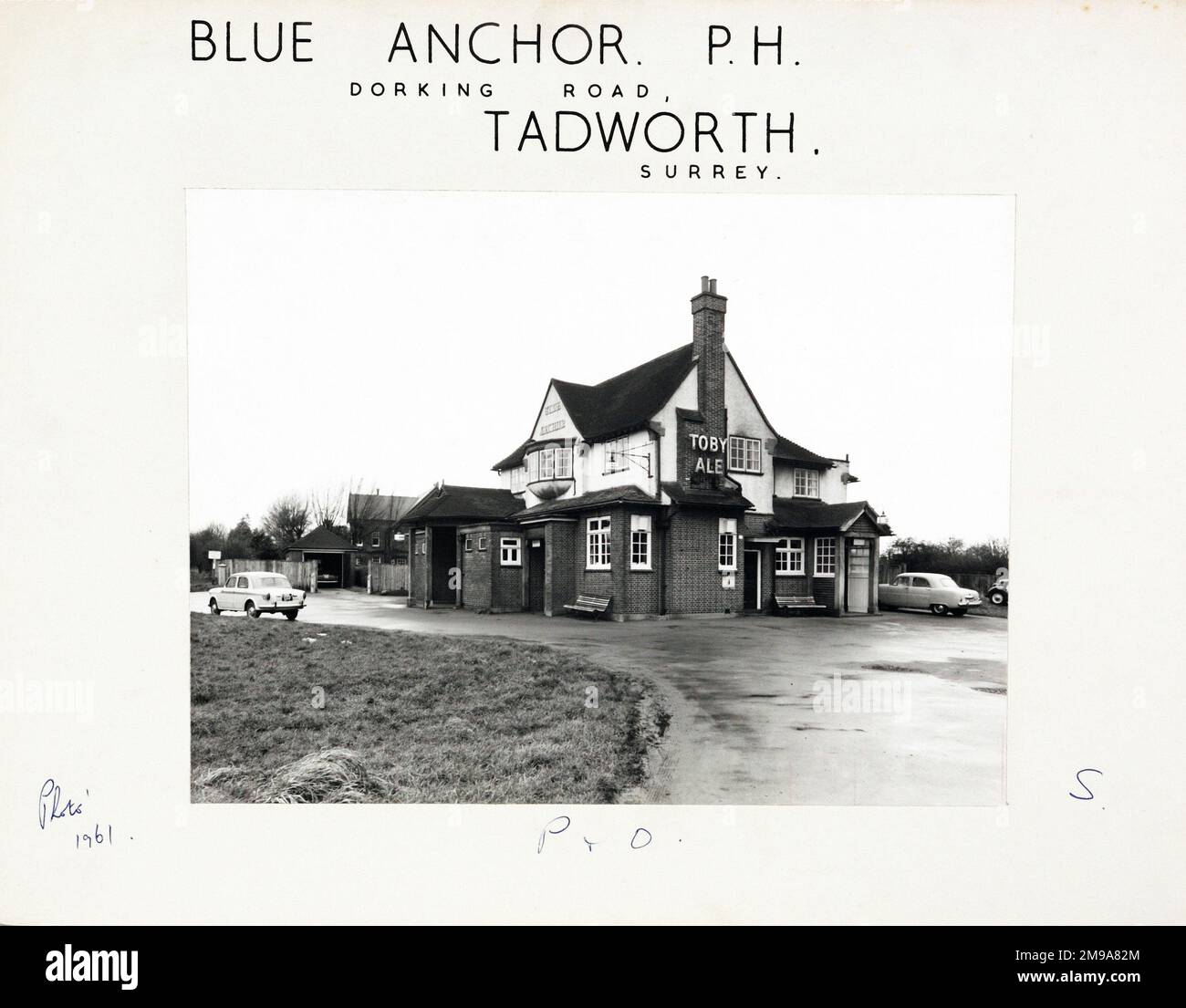 Foto von Blue Anchor PH, Tadworth, Surrey. Die Hauptseite des Aufdrucks (hier abgebildet) zeigt: Ecke auf der Ansicht des Pubs. Auf der Rückseite des Aufdrucks (auf Anfrage erhältlich) ist Folgendes angegeben: Trading Record 1928 . 1961 für den Blauen Anker, Tadworth, Surrey KT20 5SL. Seit Juli 2018 . Privatbesitz Stockfoto