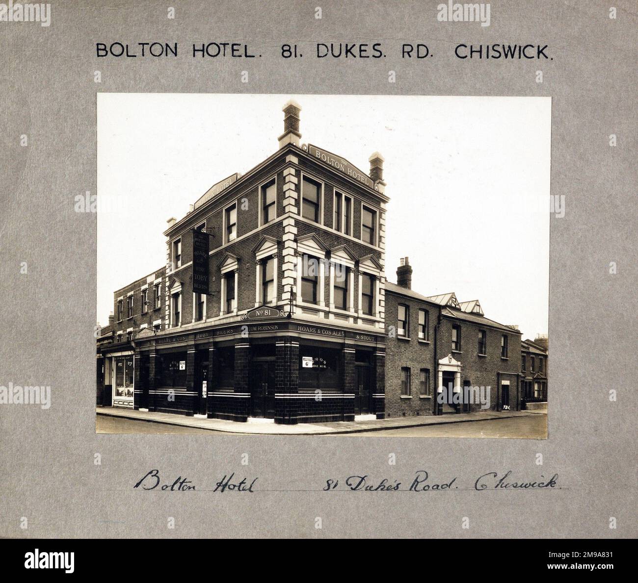 Foto: Bolton Hotel, Chiswick, London. Die Hauptseite des Aufdrucks (hier abgebildet) zeigt: Ecke auf der Ansicht des Pubs. Die Rückseite des Aufdrucks (auf Anfrage erhältlich) Details: Nichts für das Bolton Hotel, Chiswick, London W4 2BN. Seit Juli 2018 . Die Planung gewährte 1995, um in Wohnunts umzuwandeln. Stockfoto