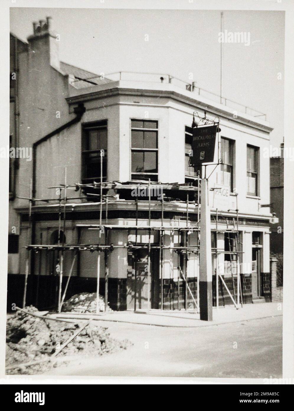 Foto: Maurer Arms, Norwood (Alt), London. Die Hauptseite des Aufdrucks (hier abgebildet) zeigt: Foto eines im Bau befindlichen Pubs. Auf der Rückseite des Aufdrucks (auf Anfrage erhältlich) finden Sie Details: Fotografen-ID für die Bricklayers Arms, Norwood (Alt), London SE27 0TL. Seit Juli 2018 . Die alte Kneipe litt unter Trockenfäule, wurde also ausgeweidet und wieder aufgebaut Stockfoto