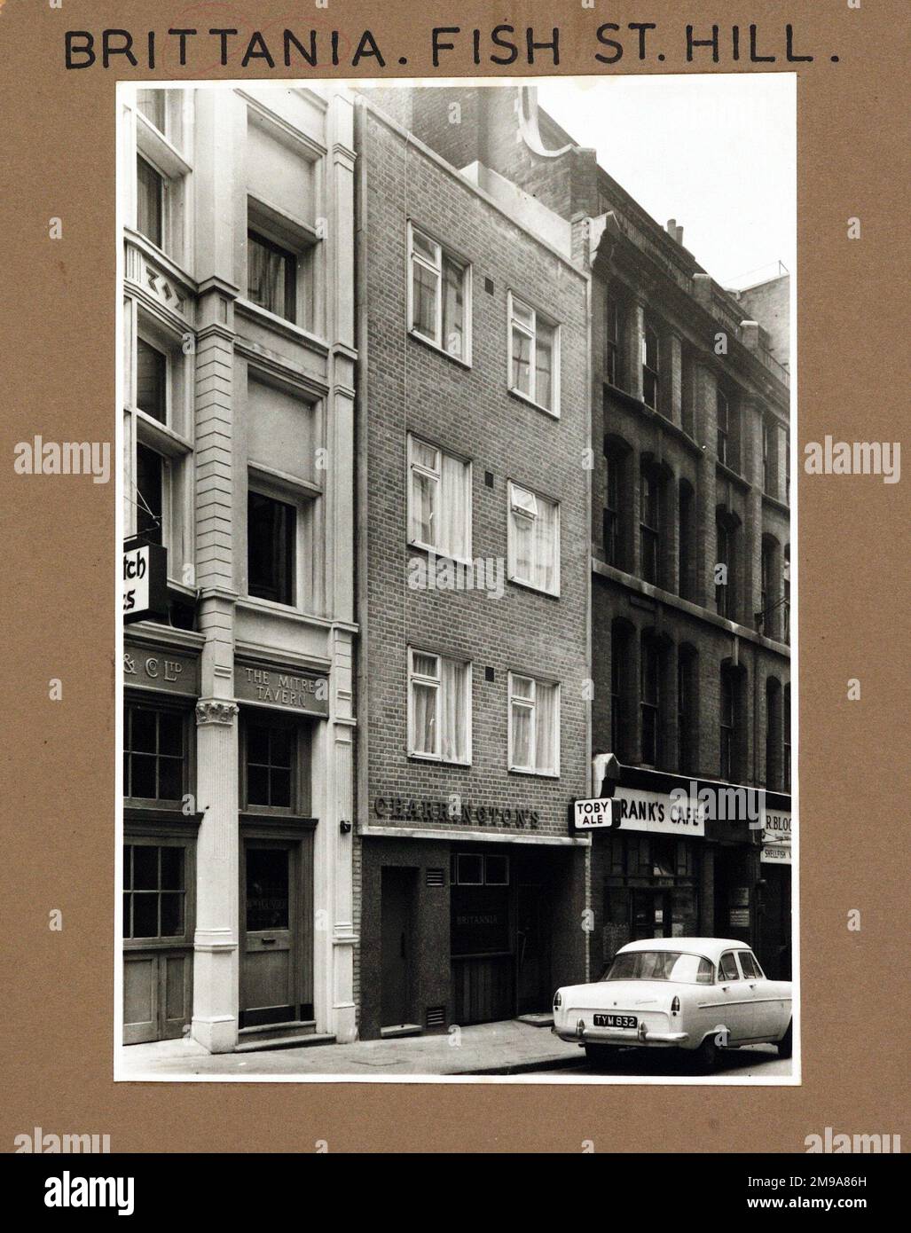 Foto von Britannia PH, Monument, London. Die Hauptseite des Aufdrucks (hier abgebildet) zeigt: Linke Seite in der Ansicht des Pubs. Auf der Rückseite des Aufdrucks (auf Anfrage erhältlich) finden Sie Details: Nichts für Britannia, Monument, London EC3R 6AJ. Seit Juli 2018 . Stonegate Pub Co Stockfoto