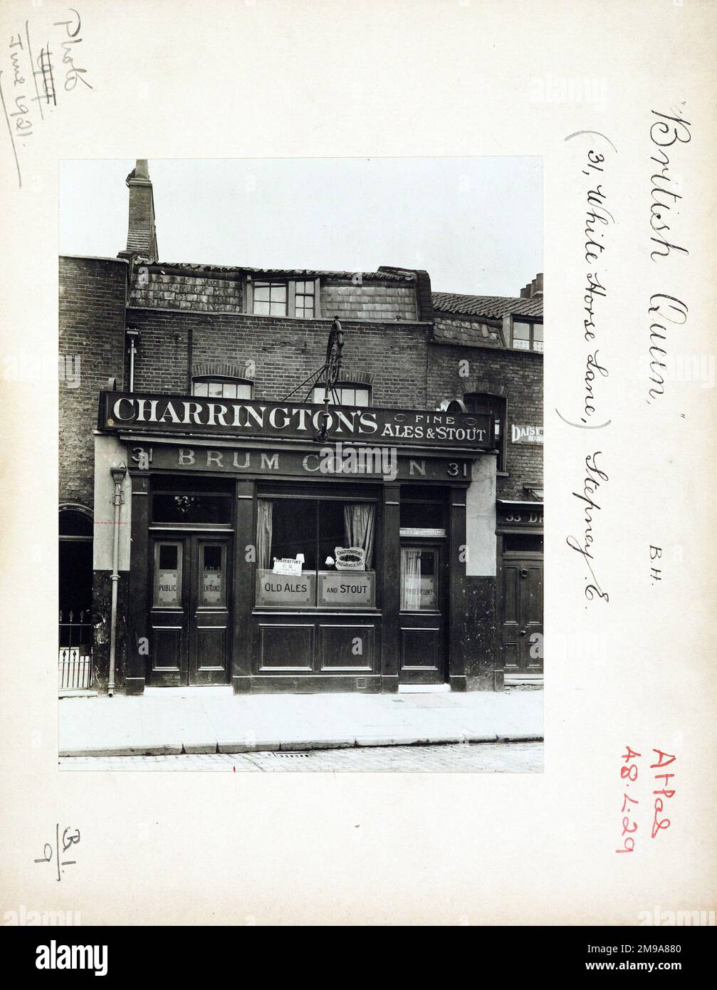 Foto von British Queen PH, Stepney, London. Die Hauptseite des Aufdrucks (hier abgebildet) zeigt: Gesicht auf den Pub. Auf der Rückseite des Aufdrucks (auf Anfrage erhältlich) ist Folgendes angegeben: Trading Record 1913 . 1931 für die britische Königin, Stepney, London E1 3NE. Seit Juli 2018 . Jetzt abgerissen Stockfoto