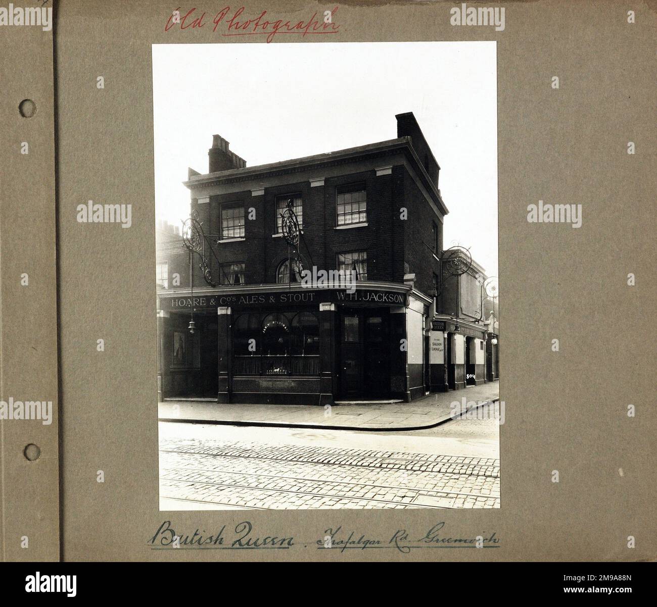 Foto von British Queen PH, Greenwich, London. Die Hauptseite des Aufdrucks (hier abgebildet) zeigt: Die rechte Seite des Pubs. Auf der Rückseite des Aufdrucks (auf Anfrage erhältlich) finden Sie Details: Nichts für die British Queen, Greenwich, London SE10 9ER. Seit Juli 2018 . Wurde Rick's Bar, jetzt Brach of Ladbrokes Stockfoto