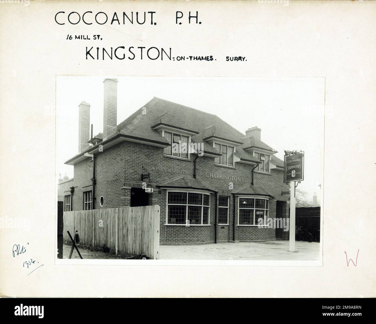 Foto: Cocoanut PH, Kingston (Neu), Surrey. Die Hauptseite des Aufdrucks (hier abgebildet) zeigt: Linke Seite in der Ansicht des Pubs. Auf der Rückseite des Aufdrucks (auf Anfrage erhältlich) ist Folgendes angegeben: Trading Record 1939 . 1961 für die Cocoanut, Kingston (Neu), Surrey KT1 2RF. Seit Juli 2018 . Fullers Pub Stockfoto