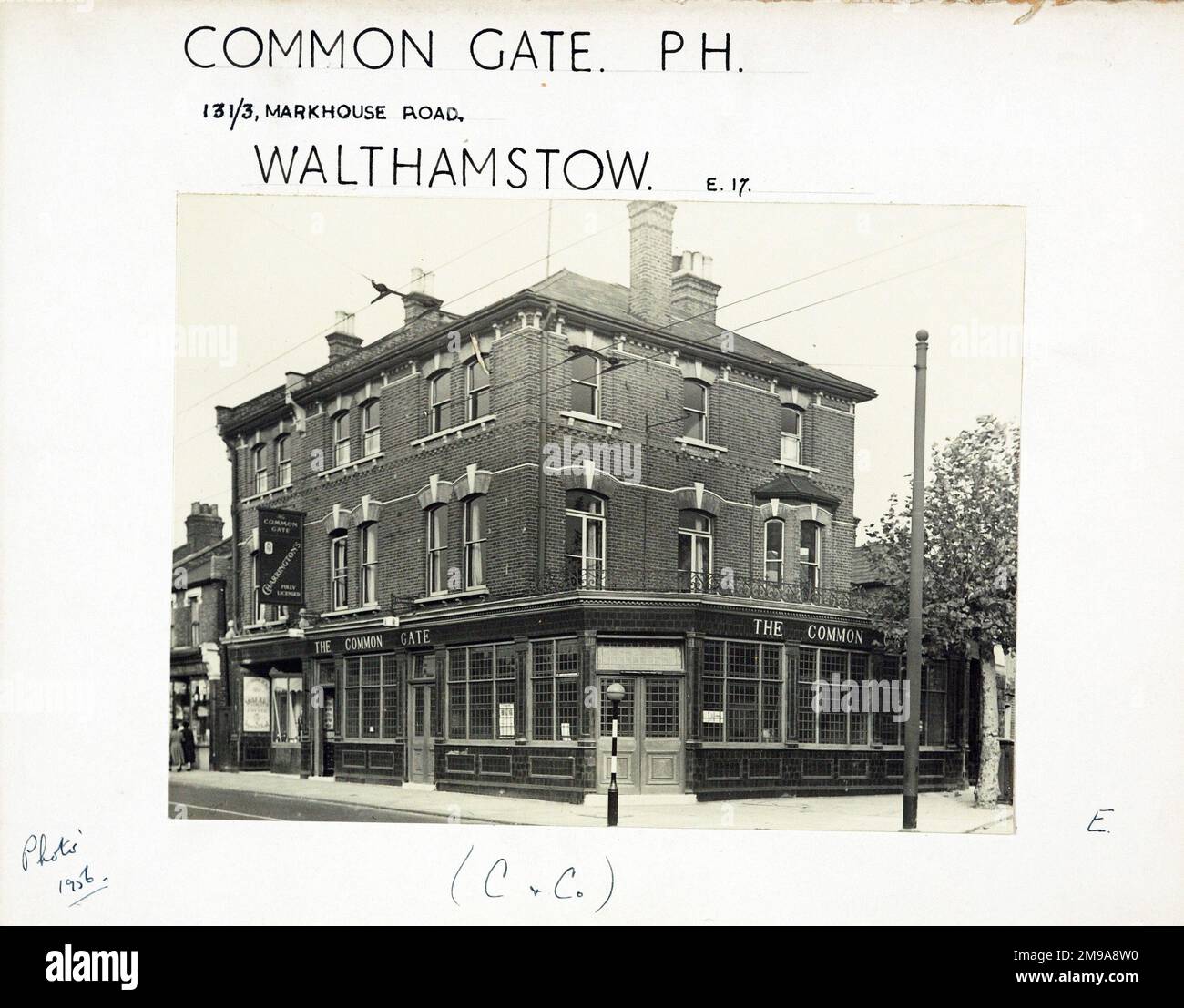 Foto von Common Gate PH, Walthamstow, London. Die Hauptseite des Aufdrucks (hier abgebildet) zeigt: Ecke auf der Ansicht des Pubs. Auf der Rückseite des Aufdrucks (auf Anfrage erhältlich) ist Folgendes angegeben: Trading Record 1939 . 1961 für das Common Gate, Walthamstow, London E17 8DQ. Seit Juli 2018 . Ursprünglich geschlossen 1978. Neu eröffnet und in Sportsman, dann Couples und dann JDS Bar umbenannt. Der Pub schloss 2002 und wurde zum Common Gate Hotel umgebaut. Stockfoto