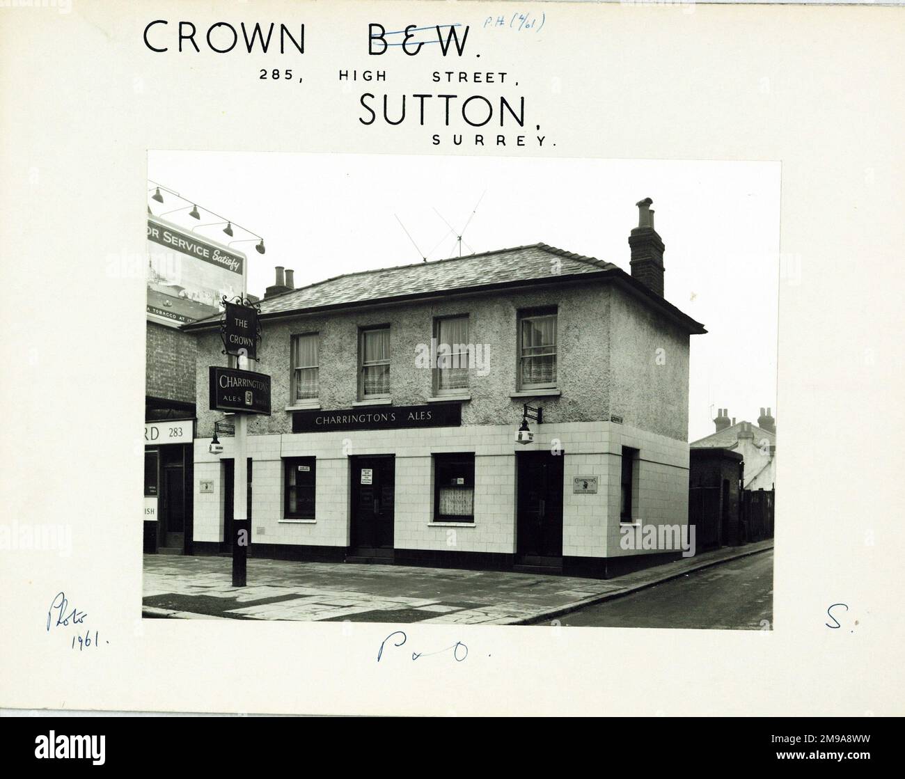 Foto von Crown PH, Sutton, Surrey. Die Hauptseite des Aufdrucks (hier abgebildet) zeigt: Die rechte Seite des Pubs. Auf der Rückseite des Aufdrucks (auf Anfrage erhältlich) ist Folgendes angegeben: Trading Record 1933 . 1961 für die Krone, Sutton, Surrey SM1 1LD. Seit Juli 2018 . Enterprise Inns Stockfoto