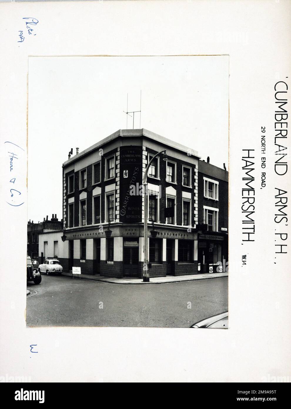 Foto von Cumberland Arms, Hammersmith, London. Die Hauptseite des Aufdrucks (hier abgebildet) zeigt: Ecke auf der Ansicht des Pubs. Auf der Rückseite des Aufdrucks (auf Anfrage erhältlich) ist Folgendes angegeben: Trading Record 1938 . 1961 für die Cumberland Arms, Hammersmith, London W14 8SZ. Seit Juli 2018 . Enterprise Inns Stockfoto