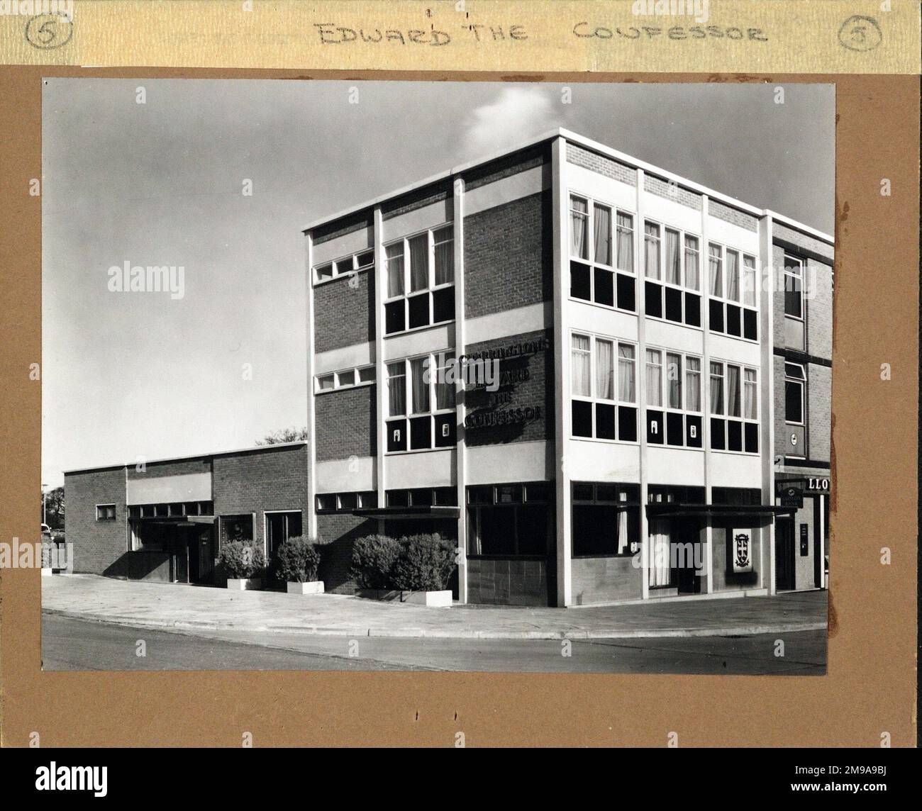 Edward, der Konfessor PH, Stevenage, Hertfordshire. Die Hauptseite des Aufdrucks (hier abgebildet) zeigt: Ecke auf der Ansicht des Pubs. Auf der Rückseite des Aufdrucks (auf Anfrage erhältlich) finden Sie Details: Nichts für den Edward the Confessor, Stevenage, Hertfordshire SG1 1PF. Seit Juli 2018 . Jetzt eine Zweigstelle von Paddy Power Stockfoto