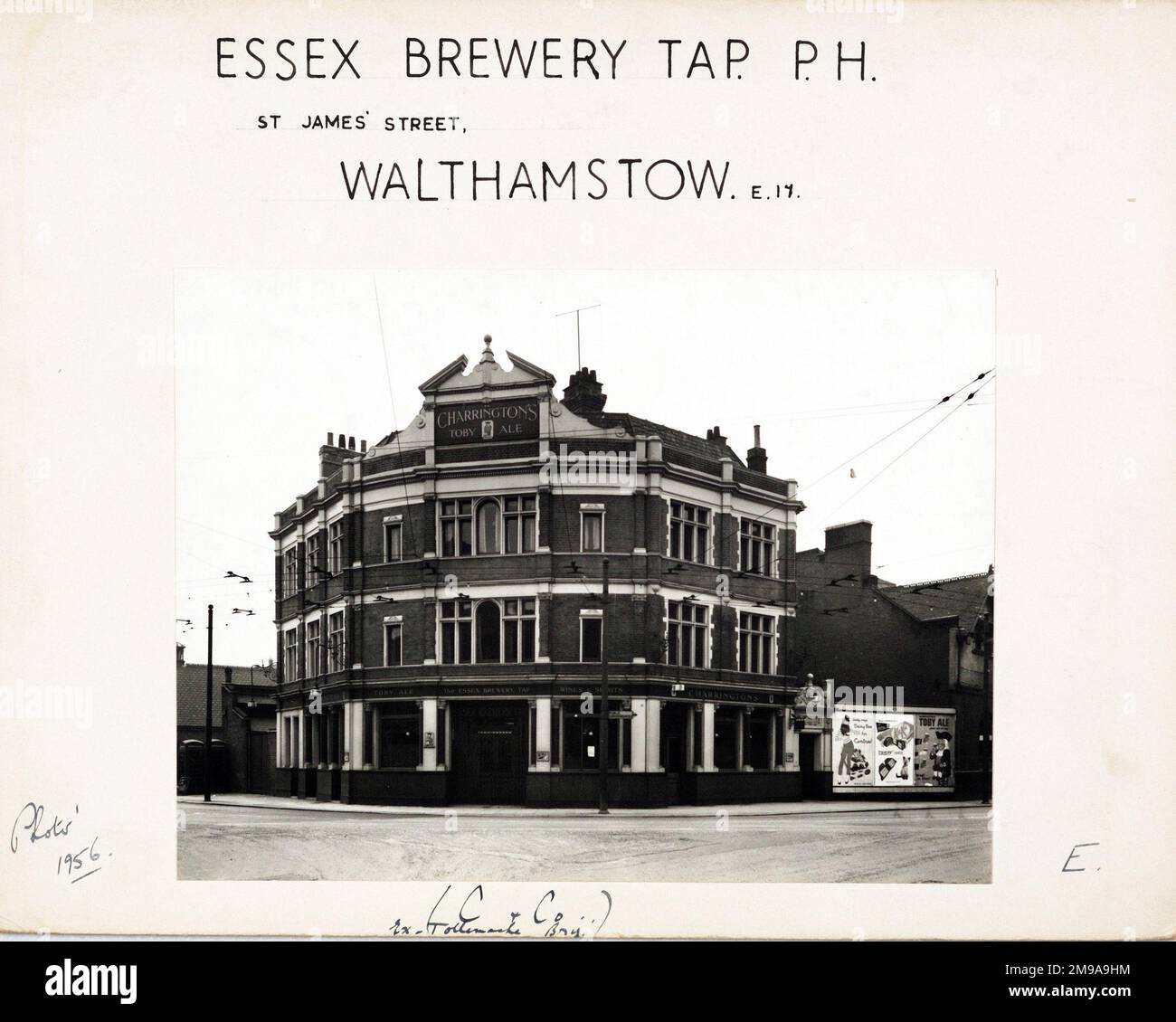 Foto: Essex Brewery Tap PH, Walthamstow, London. Die Hauptseite des Aufdrucks (hier abgebildet) zeigt: Ecke auf der Ansicht des Pubs. Auf der Rückseite des Aufdrucks (auf Anfrage erhältlich) ist Folgendes angegeben: Trading Record 1939 . 1961 für Essex Brewery Tap, Walthamstow, London E17 8ff. Seit Juli 2018 . Dies war die Zapfstelle der Colliers-Brauerei, die 1920 von Tolly Cobbold übernommen und 2006 schließlich geschlossen wurde. Jetzt ein Fitnesscenter auf der Groung-Etage und die Wohnungen darüber Stockfoto