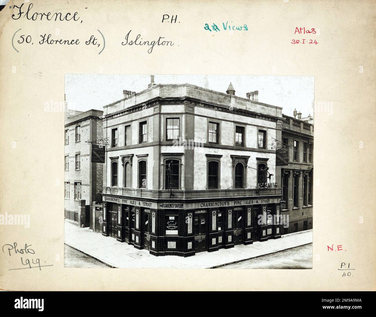 Foto von Florence Tavern, Islington, London. Die Hauptseite des Aufdrucks (hier abgebildet) zeigt: Ecke auf der Ansicht des Pubs. Auf der Rückseite des Aufdrucks (auf Anfrage erhältlich) ist Folgendes angegeben: Trading Record 1913 . 1949 für die Florence Tavern, Islington, London N1 1TA. Seit Juli 2018 . Diese Kneipe hat geschlossen. Jetzt (Okt. 2016) Dan's Kards, Vintage and Handicrafts Stockfoto