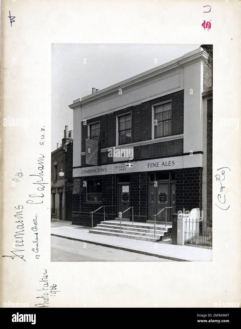 Foto von Freemasons Arms, Clapham, London. Die Hauptseite des Aufdrucks (hier abgebildet) zeigt: Die rechte Seite des Pubs. Auf der Rückseite des Aufdrucks (auf Anfrage erhältlich) ist Folgendes angegeben: Trading Record 1929 . 1961 für die Freemasons Arms, Clapham, London SW8 2px. Seit Juli 2018 . Abgerissen Stockfoto