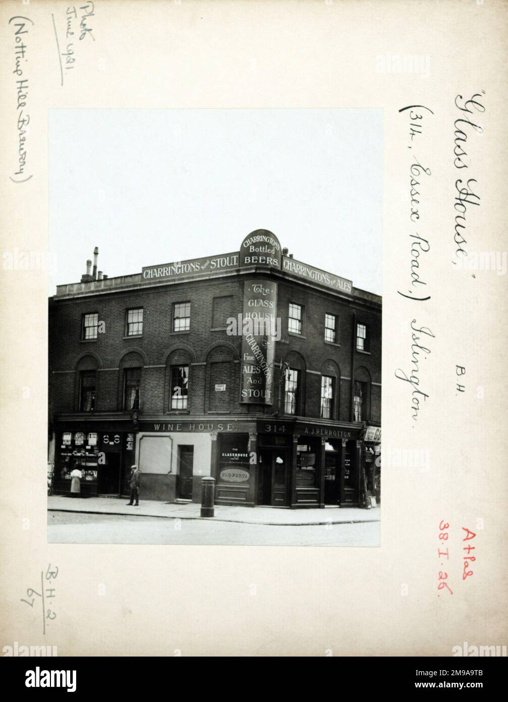 Foto von Glass House PH, Islington, London. Die Hauptseite des Aufdrucks (hier abgebildet) zeigt: Ecke auf der Ansicht des Pubs. Auf der Rückseite des Aufdrucks (auf Anfrage erhältlich) ist Folgendes angegeben: Trading Record 1920 . 1931 für das Glashaus, Islington, London N1 3AX. Seit Juli 2018 . Umbenannt in PortersStore. Jetzt der Shop des Architekturforums Stockfoto