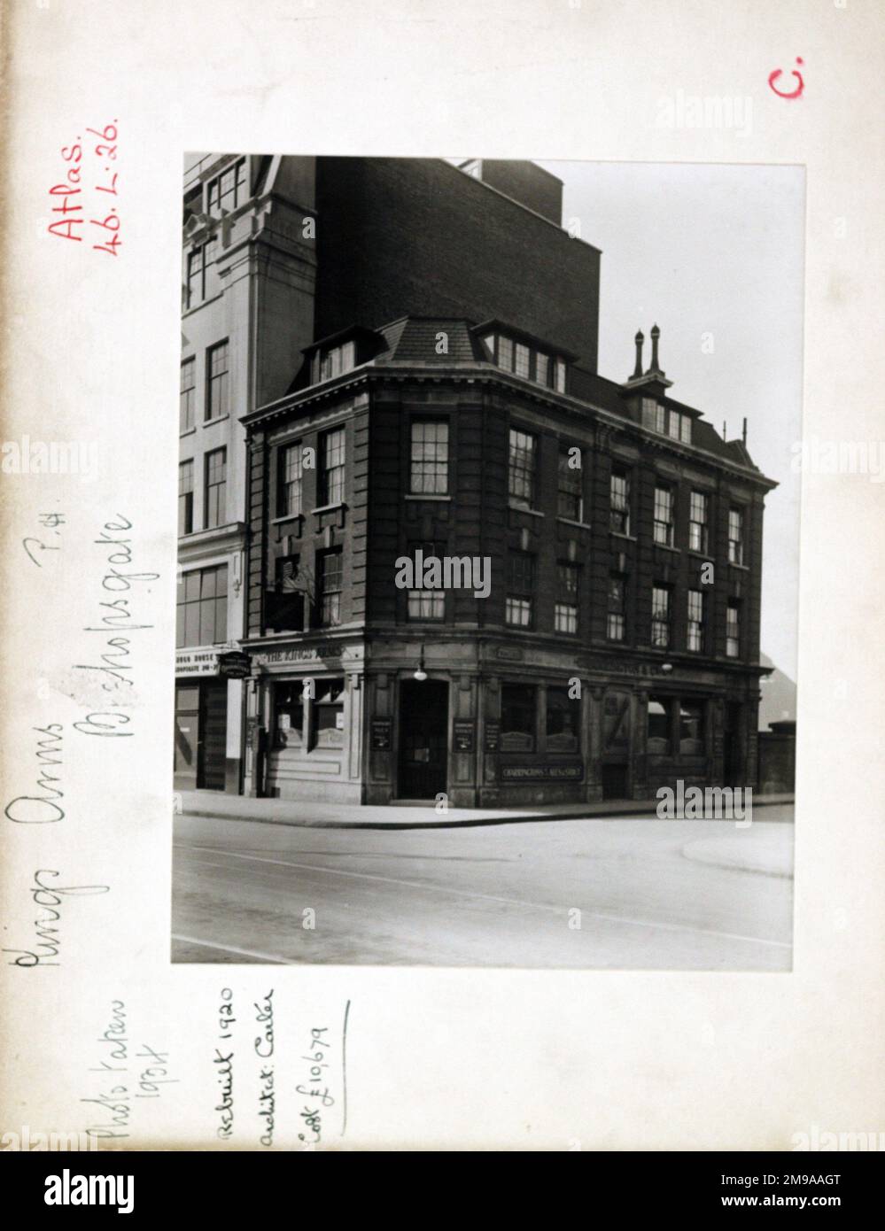 Foto von Kings Arms, Bishopsgate, London. Die Hauptseite des Aufdrucks (hier abgebildet) zeigt: Ecke auf der Ansicht des Pubs. Auf der Rückseite des Aufdrucks (auf Anfrage erhältlich) ist Folgendes angegeben: Trading Record 1929 . 1961 für die Kings Arms, Bishopsgate, London EC2M 4NR. Seit Juli 2018 . Abgerissen Stockfoto