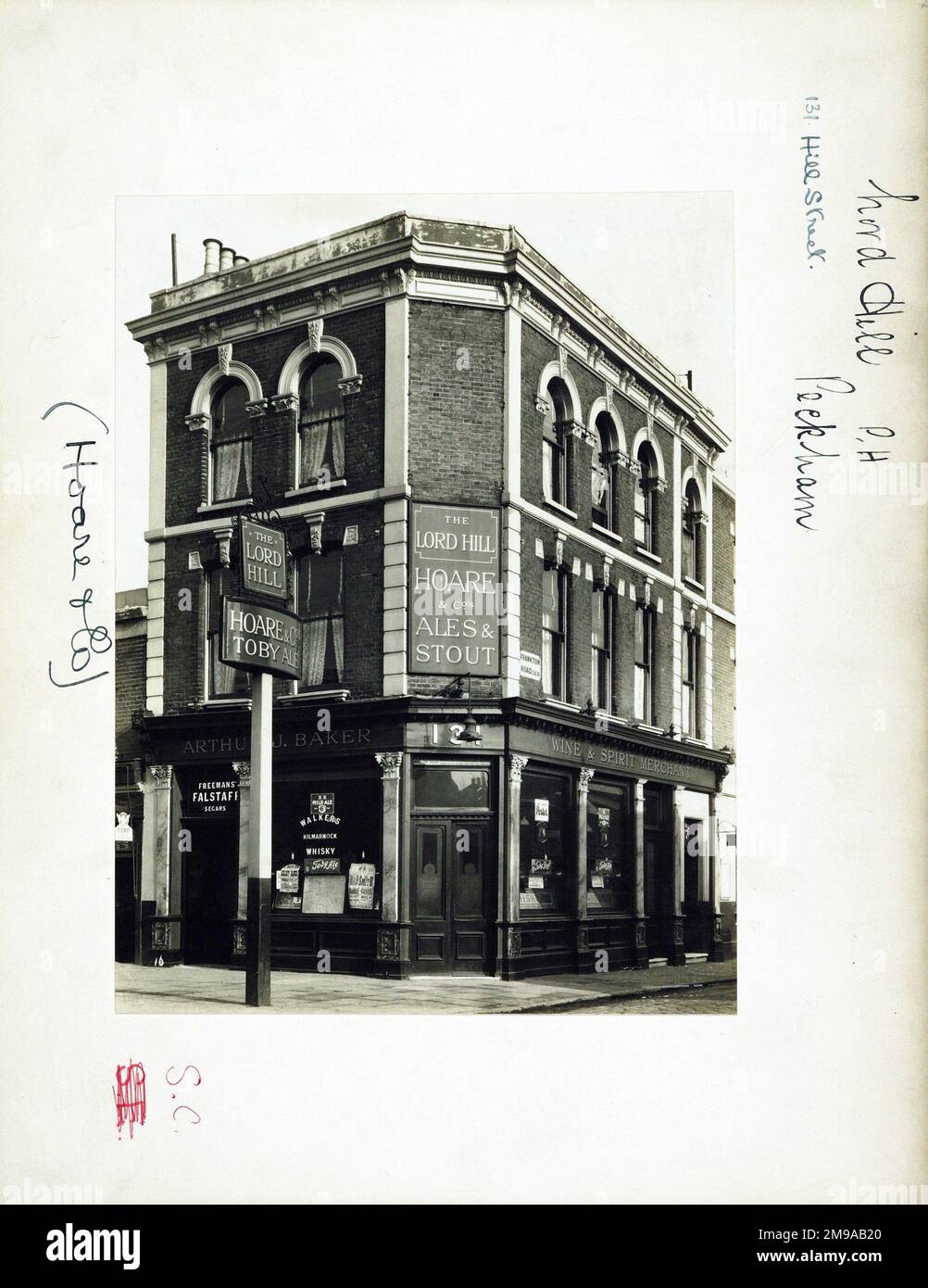 Foto von Lord Hill PH, Peckham, London. Die Hauptseite des Aufdrucks (hier abgebildet) zeigt: Ecke auf der Ansicht des Pubs. Auf der Rückseite des Aufdrucks (auf Anfrage erhältlich) ist Folgendes angegeben: Trading Record 1934 . 1961 für Lord Hill, Peckham, London SE15 5UE. Seit Juli 2018 . Geschlossen und abgerissen Stockfoto