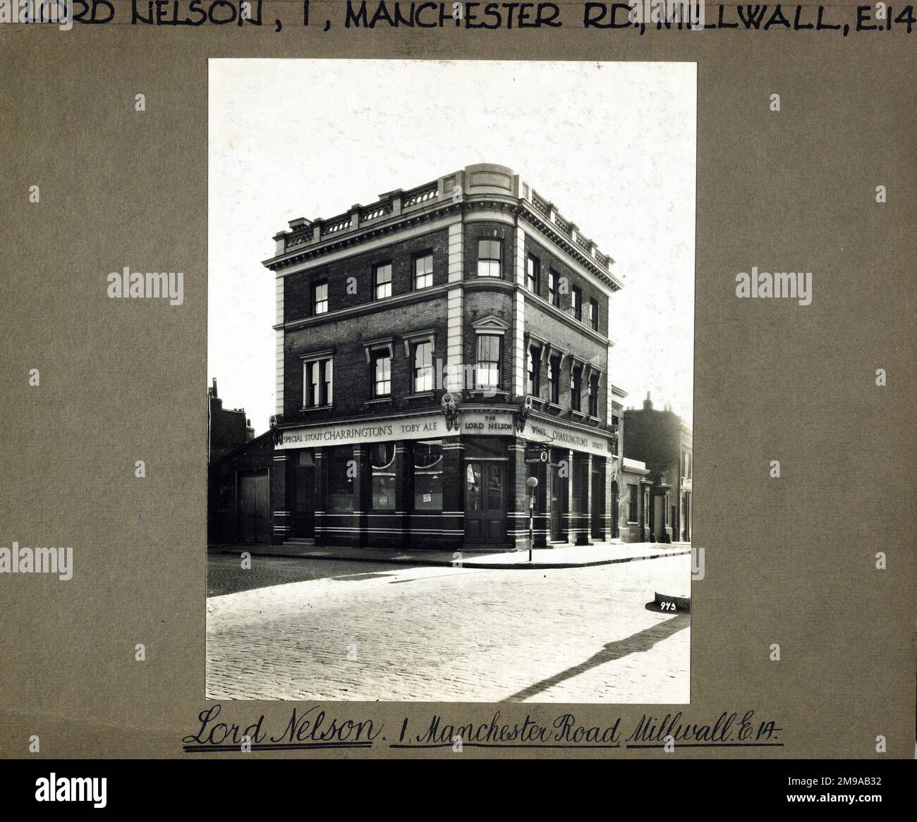 Foto von Lord Nelson PH, Millwall, London. Die Hauptseite des Aufdrucks (hier abgebildet) zeigt: Ecke auf der Ansicht des Pubs. Auf der Rückseite des Aufdrucks (auf Anfrage erhältlich) finden Sie Details: Nichts für Lord Nelson, Millwall, London E14 3BD. Seit Juli 2018 . Punch Tavernen Stockfoto