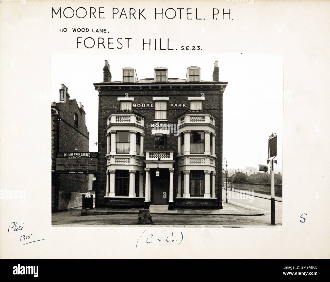 Foto: Moore Park Hotel, Forest Hill, London. Die Hauptseite des Aufdrucks (hier abgebildet) zeigt: Gesicht auf den Pub. Auf der Rückseite des Aufdrucks (auf Anfrage erhältlich) ist Folgendes angegeben: Trading Record 1945 . 1961 für das Moore Park Hotel, Forest Hill, London SE23 3EB. Seit Juli 2018 . Jetzt in privaten Haushalten Stockfoto