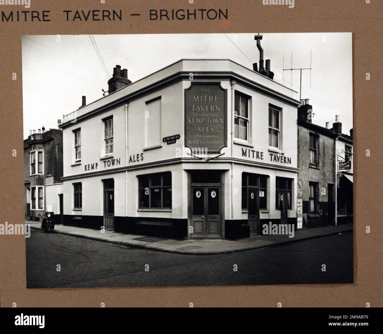 Foto von Mitre Tavern, Brighton, Sussex. Die Hauptseite des Aufdrucks (hier abgebildet) zeigt: Ecke auf der Ansicht des Pubs. Auf der Rückseite des Aufdrucks (auf Anfrage erhältlich) steht: Nichts für die Mitre Tavern, Brighton, Sussex BN1 4JN. Seit Juli 2018 . Eigentümer . Harveys Stockfoto