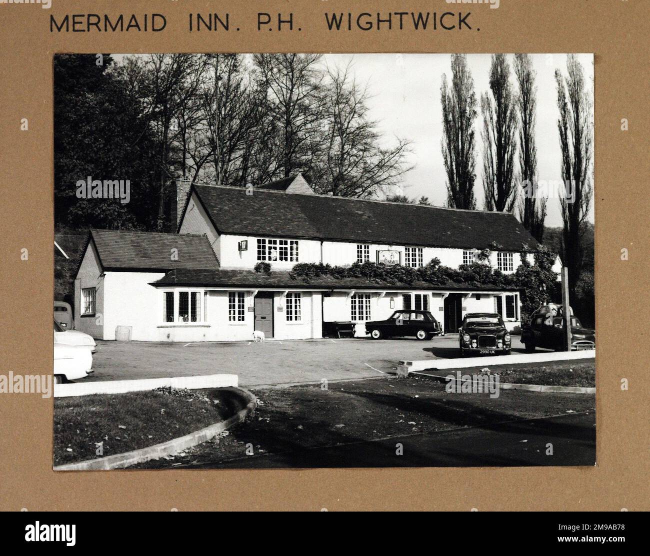 Foto: Mermaid Inn, Wightwick, Staffordshire. Die Hauptseite des Aufdrucks (hier abgebildet) zeigt: Linke Seite in der Ansicht des Pubs. Auf der Rückseite des Aufdrucks (auf Anfrage erhältlich) steht: Nichts für das Mermaid Inn, Wightwick, Staffordshire WV6 8BN. Seit Juli 2018 . Vintage Inns (Mitchells & Butlers) Stockfoto