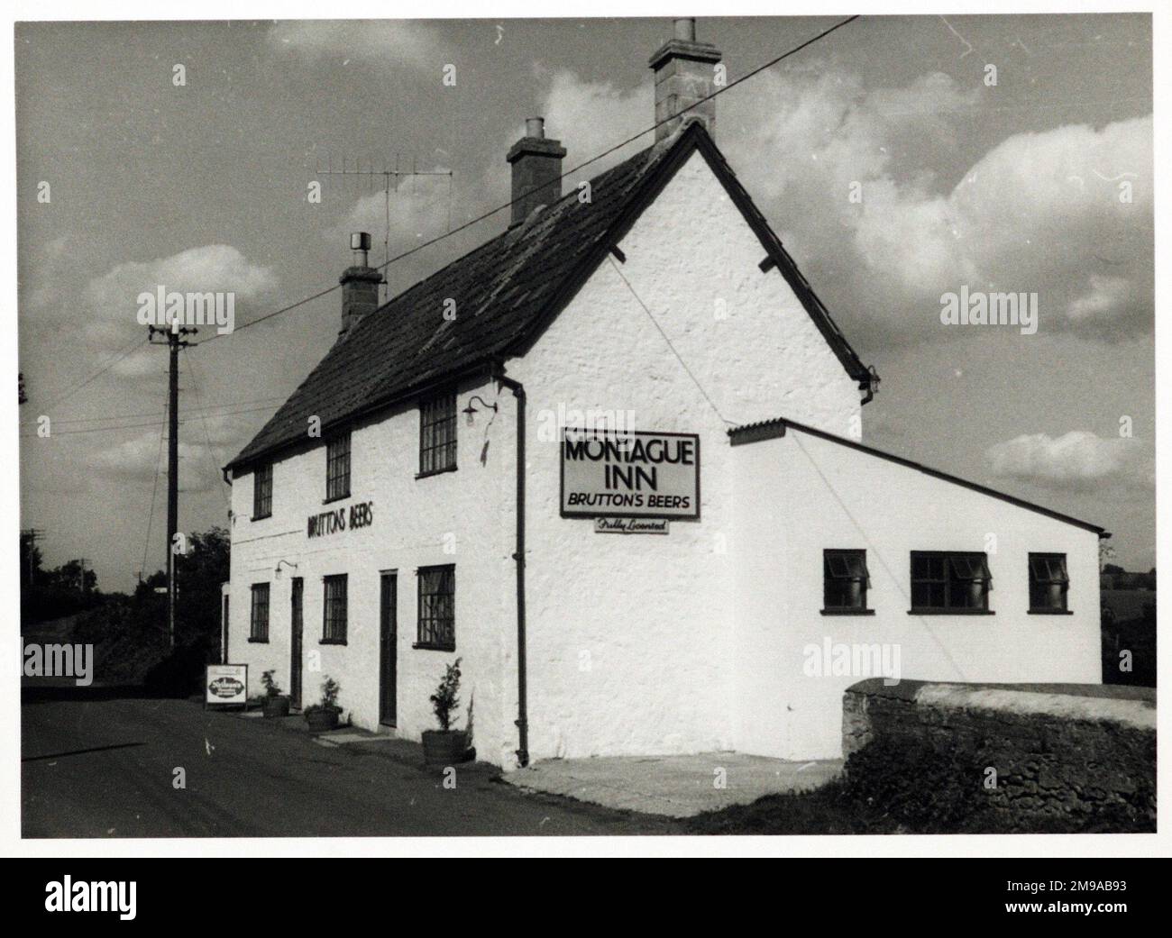 Foto von Montague Inn, Wincanton, Somerset. Die Hauptseite des Aufdrucks (hier abgebildet) zeigt: Ecke auf der Ansicht des Pubs. Auf der Rückseite des Aufdrucks (auf Anfrage erhältlich) finden Sie einen Ausweis der Öffentlichkeit für das Montague Inn, Wincanton, Somerset BA9 8JW. Seit Juli 2018 . Privatbesitz Stockfoto