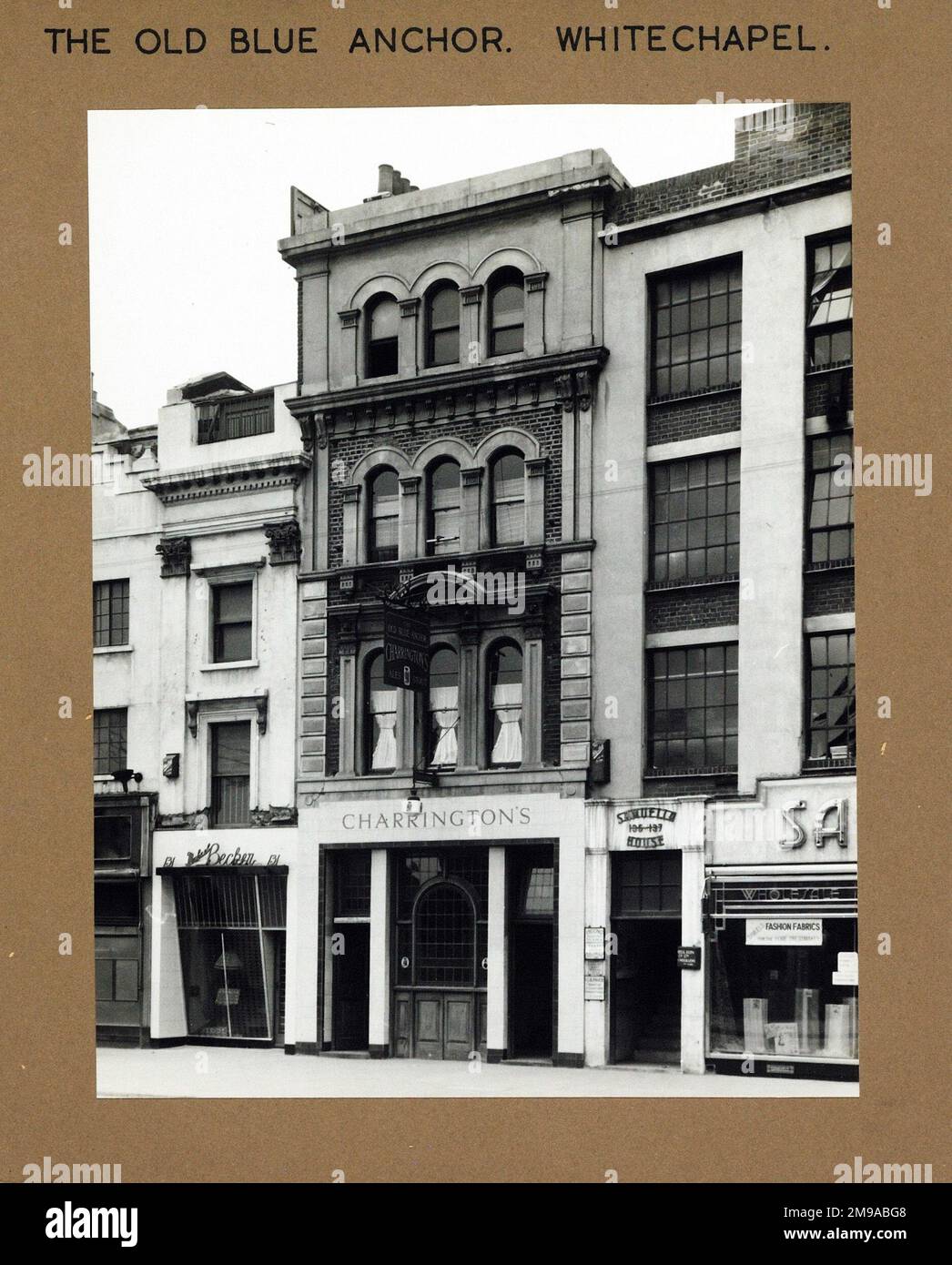 Foto von Old Blue Anchor PH, Whitechapel, London. Die Hauptseite des Aufdrucks (hier abgebildet) zeigt: Die rechte Seite des Pubs. Die Rückseite des Aufdrucks (auf Anfrage erhältlich) Details: Nichts für den Old Blue Anchor, Whitechapel, London E1 1DF. Seit Juli 2018 . Umbenannt in 'Indo' in Restaurant und Bar Stockfoto