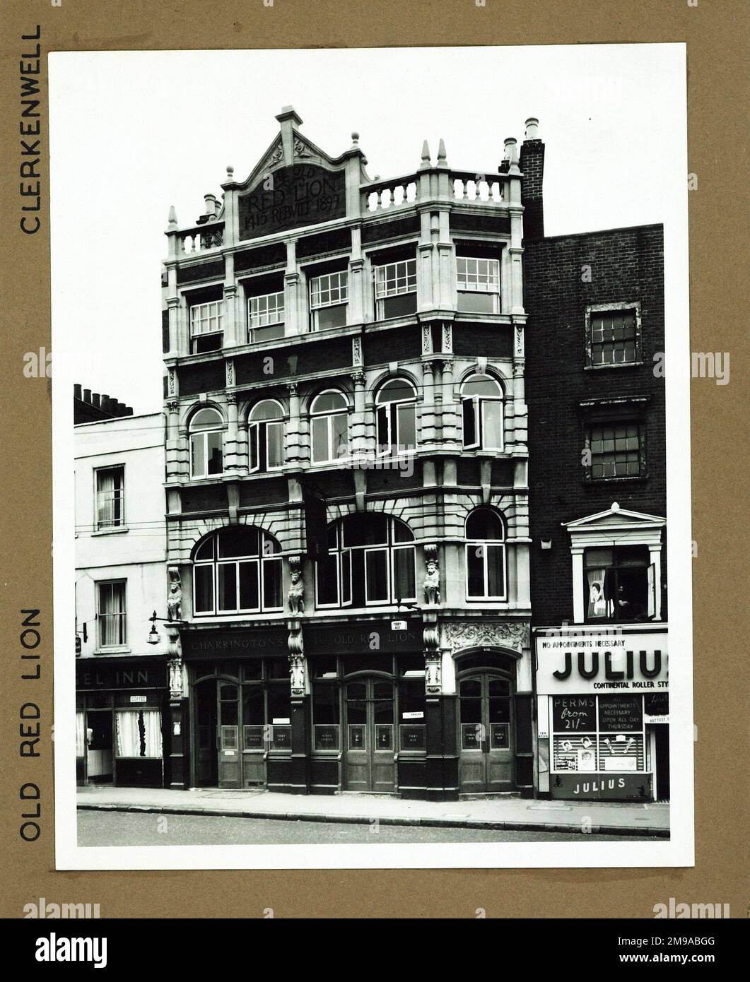 Foto von Old Red Lion PH, Clerkenwell, London. Die Hauptseite des Aufdrucks (hier abgebildet) zeigt: Die rechte Seite des Pubs. Auf der Rückseite des Aufdrucks (auf Anfrage erhältlich) finden Sie Details: Nichts für den alten roten Löwen, Clerkenwell, London EC1V 4NJ. Seit Juli 2018 . Punch Tavernen Stockfoto