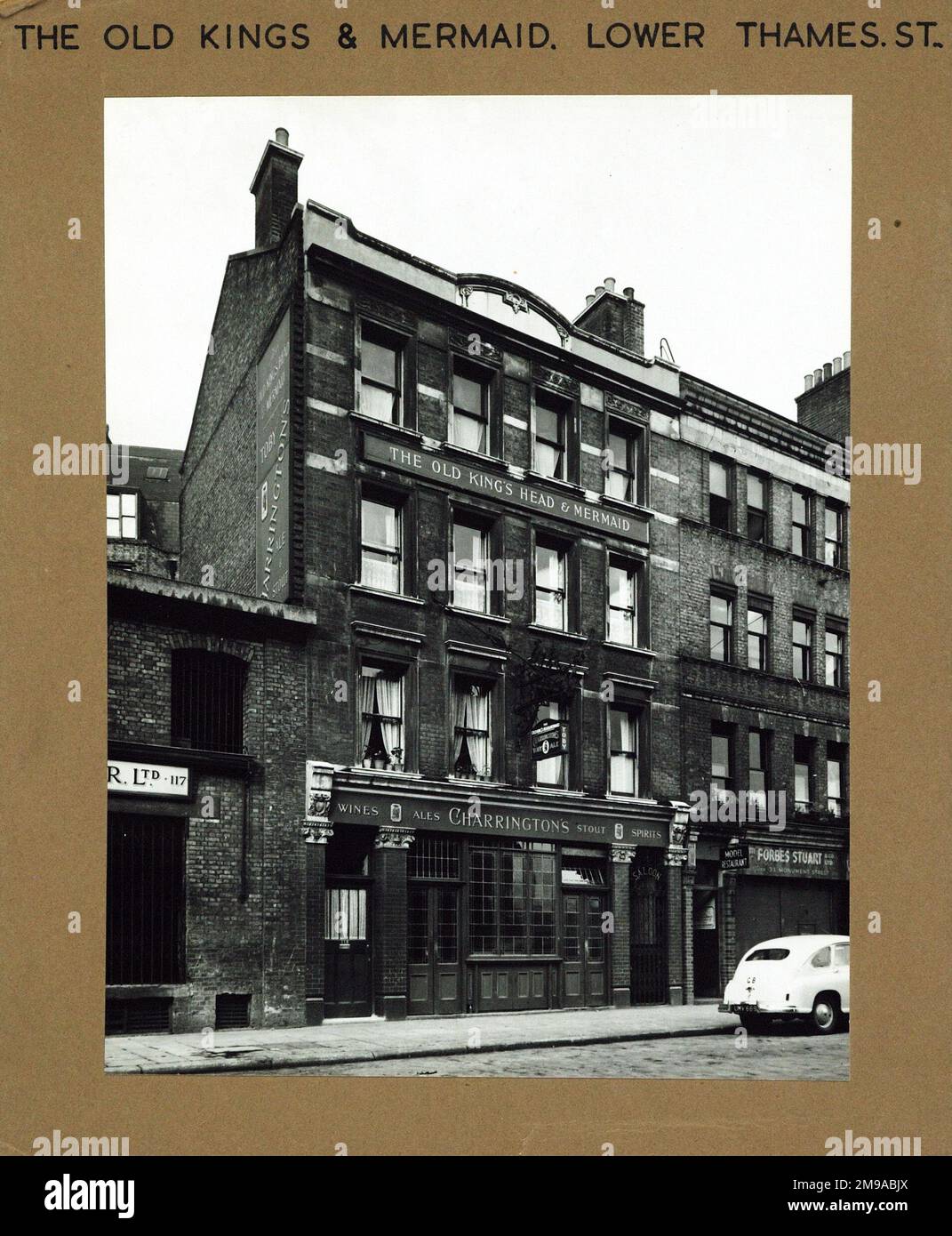 Old Kings Head & Mermaid PH, Billingsgate, London. Die Hauptseite des Aufdrucks (hier abgebildet) zeigt: Linke Seite in der Ansicht des Pubs. Auf der Rückseite des Aufdrucks (auf Anfrage erhältlich) finden Sie Details: Nichts für The Old Kings Head & Mermaid, Billingsgate, London EC3R 6DX. Seit Juli 2018 . Abgerissen um 1972 Stockfoto