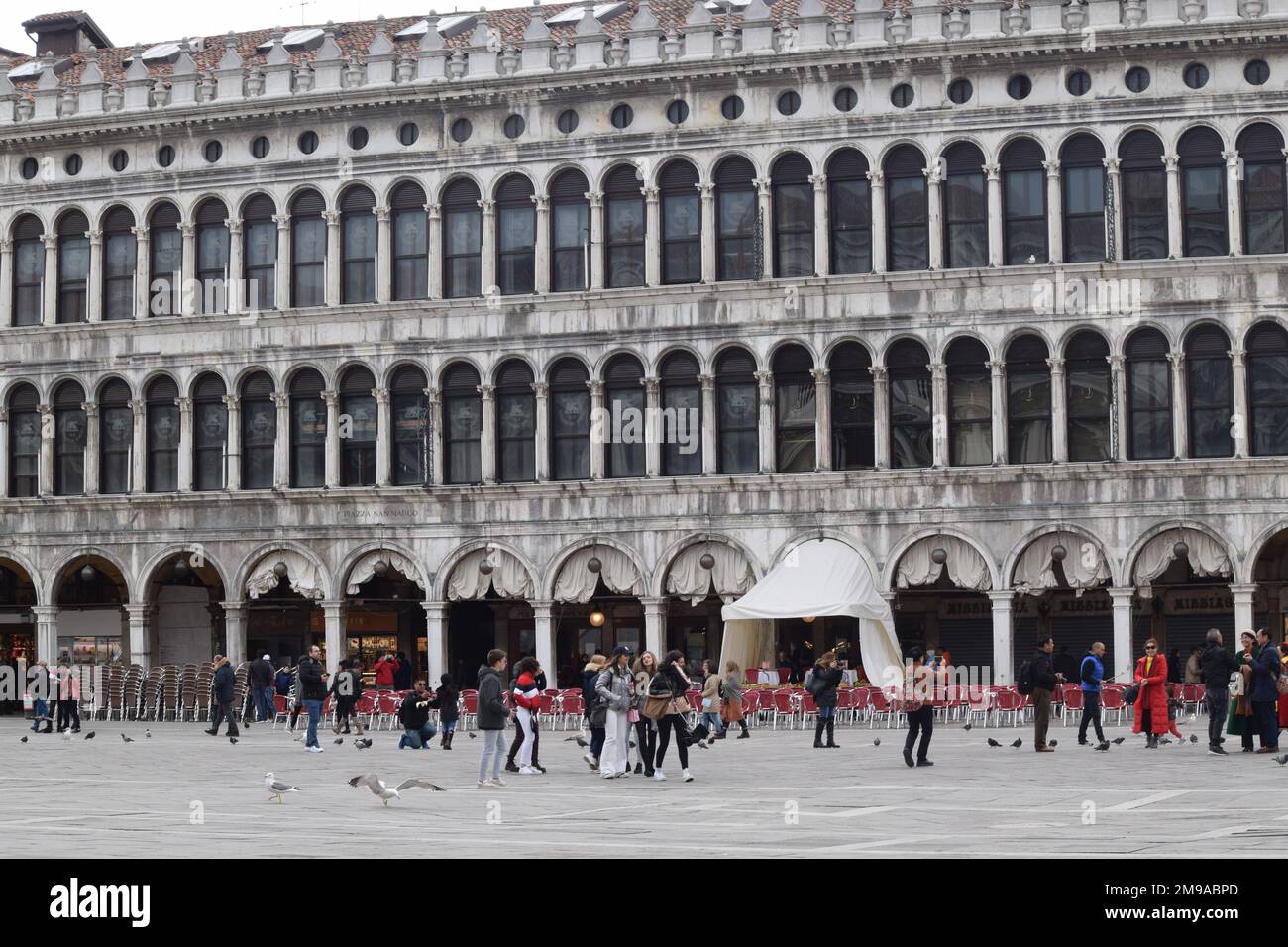 Menschen, die die Architektur im St. Markusplatz, Venedig, Italien Stockfoto