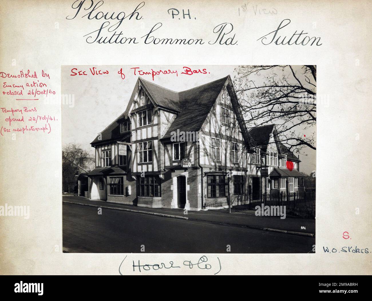 Foto von Plough PH, Sutton (Alt), Surrey. Die Hauptseite des Aufdrucks (hier abgebildet) zeigt: Ecke auf der Ansicht des Pubs. Auf der Rückseite des Aufdrucks (auf Anfrage erhältlich) ist Folgendes angegeben: Trading Record 1938 . 1961 für den Plough, Sutton (Alt), Surrey SM3 9PW. Seit Juli 2018 . Zerstört durch feindliche Aktion am 26. Oktober 1940 Stockfoto