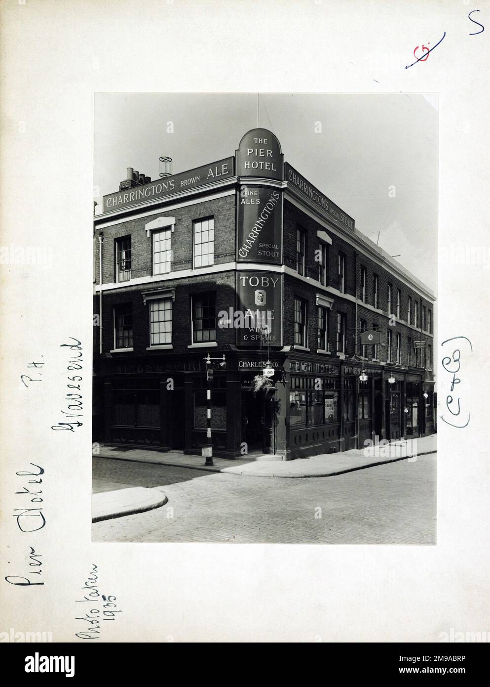 Foto von Pier Hotel, Gravesend, Kent. Die Hauptseite des Aufdrucks (hier abgebildet) zeigt: Ecke auf der Ansicht des Pubs. Auf der Rückseite des Aufdrucks (auf Anfrage erhältlich) ist Folgendes angegeben: Trading Record 1929 . 1961 für das Pier Hotel, Gravesend, Kent DA11 0BJ. Seit Juli 2018 . Umbenannt in The Mug & Meeple Gamer Cafe . Kein Pub mehr, sondern die Heimat von Gordian Knot Games Ltd Stockfoto