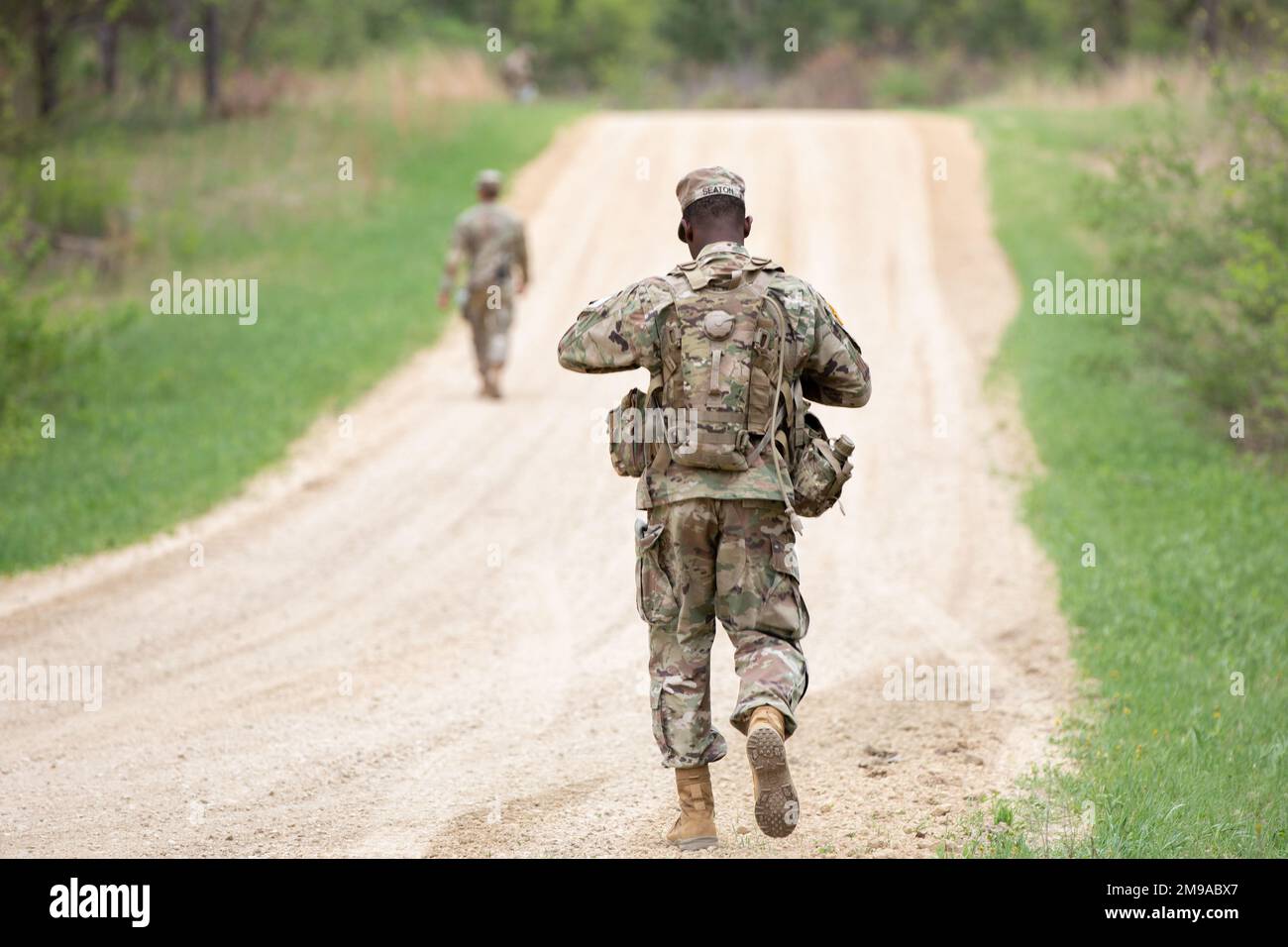 Sgt. Malik Seaton, geht eine Straße entlang während der Landfahrt, ein Event Teil von Best Warrior in Fort McCoy, Wisconsin am 15. Mai 2022. Etwa 40 Soldaten aus dem ganzen Land reisten nach Fort McCoy, Wisconsin, um in den 2022 USA anzutreten Best Warrior Best Squad Competition vom 14. Bis 21. Mai 2022. Der BWBSC 2022 ist ein jährlicher Wettbewerb, bei dem die besten Soldaten aus den USA zusammenkommen Armeereserve, um unter ihren Kollegen den Titel „NCO of the Year“, „Soldier of the Year“ und „Best Squad“ zu erhalten. Wettbewerber werden auf ihre individuelle und kollektive Anpassungsfähigkeit hin bewertet Stockfoto