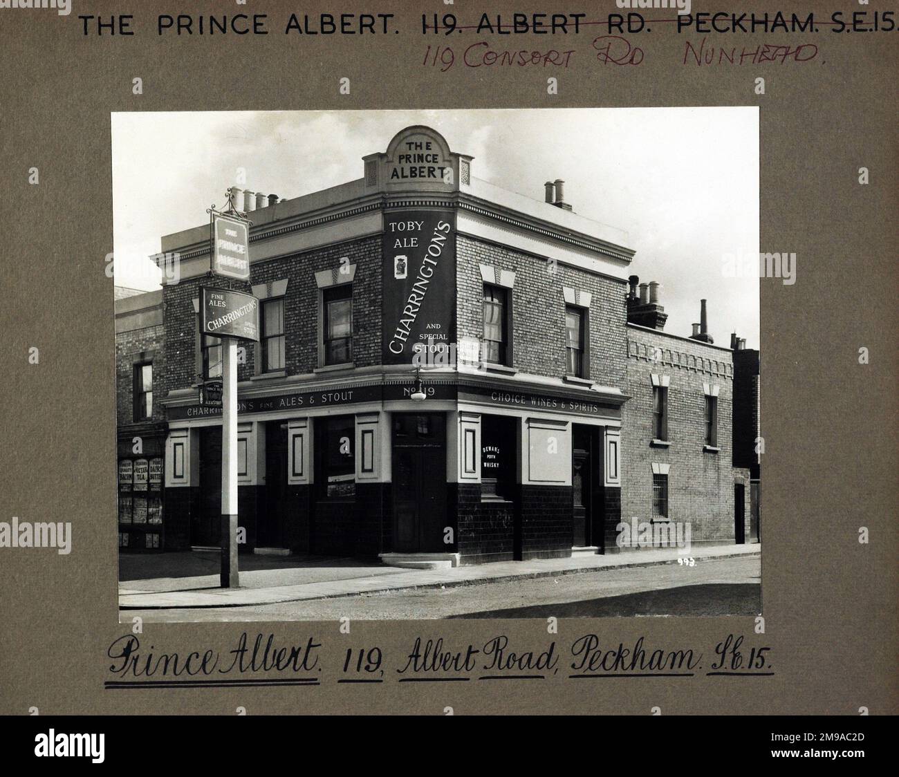 Foto von Prinz Albert PH, Nunhead, London. Die Hauptseite des Aufdrucks (hier abgebildet) zeigt: Ecke auf der Ansicht des Pubs. Auf der Rückseite des Aufdrucks (auf Anfrage erhältlich) ist Folgendes angegeben: Trading Record 1934 . 1961 für den Prinzen Albert, Nunhead, London SE15 3RU. Seit Juli 2018 . Jetzt Wohnhaus mit einem Delikatessen im Erdgeschoss namens Frog on the Green Stockfoto