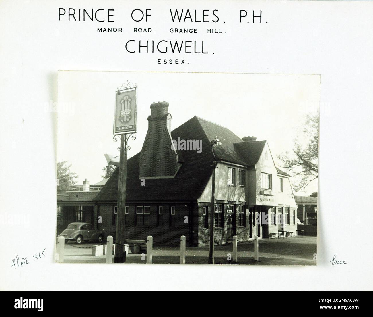 Foto von Prince of Wales PH, Chigwell (Neu), Essex. Die Hauptseite des Aufdrucks (hier abgebildet) zeigt: Linke Seite in der Ansicht des Pubs. Auf der Rückseite des Aufdrucks (auf Anfrage erhältlich) finden Sie Details: Trading Record 1963 for the Prince of Wales, Chigwell (Neu), Essex IG7 5pp. Seit Juli 2018 . Der Pub wurde am 4. Dezember 1963 an derselben Stelle wiederaufgebaut, in der Nähe des St. Winifred war Memorial an der Kreuzung von Manor Road und Hainhault Road. Aber in den frühen 90er Jahren geschlossen, ist er jetzt der Ort der Wohnungen hinter der Shell Tankstelle. Stockfoto
