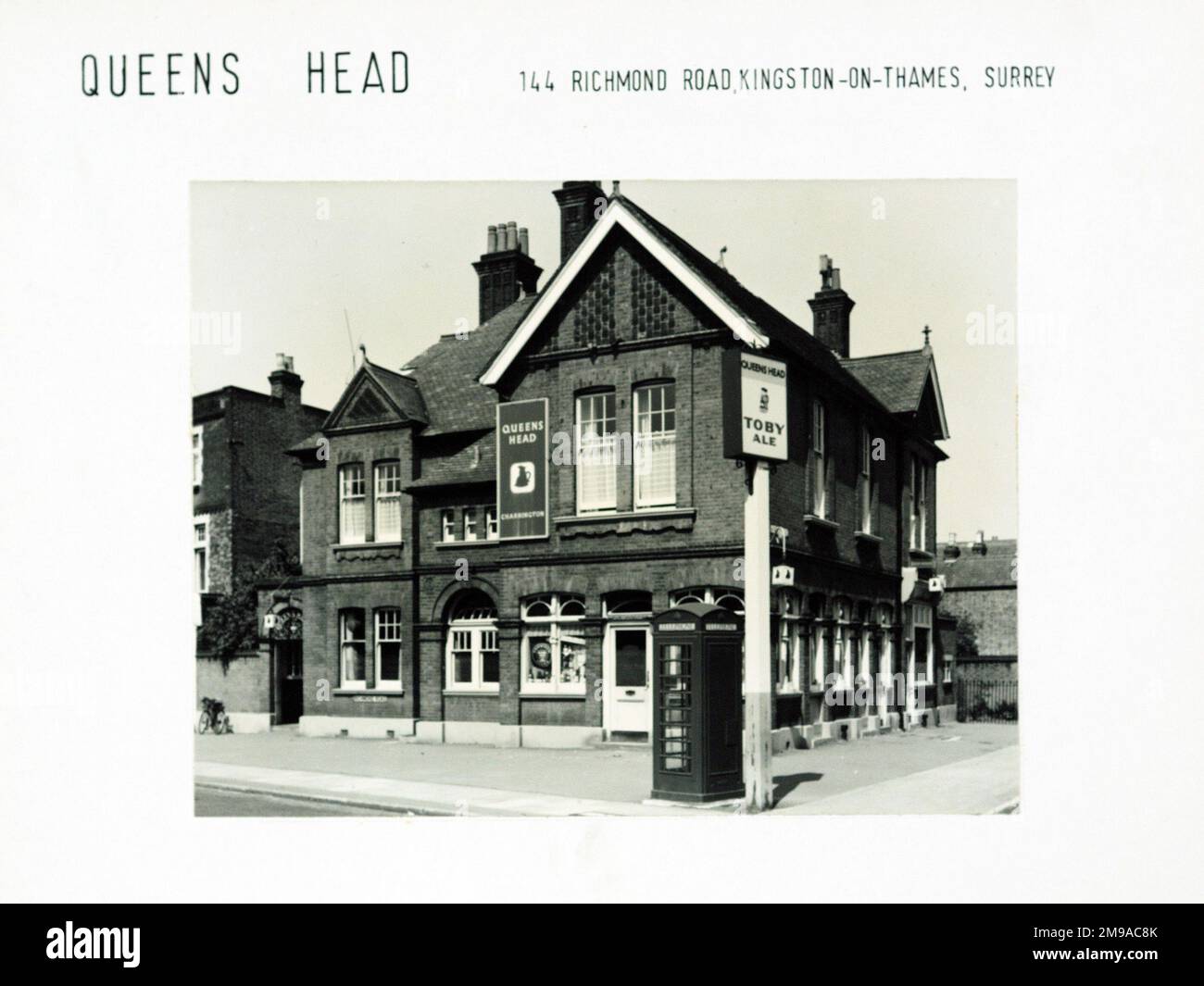 Foto von Queens Head PH, Kingston on Thames, Surrey. Die Hauptseite des Aufdrucks (hier abgebildet) zeigt: Ecke auf der Ansicht des Pubs. Auf der Rückseite des Aufdrucks (auf Anfrage erhältlich) finden Sie Details: Nichts für The Queens Head, Kingston on Thames, Surrey KT2 5HA. Seit Juli 2018 . Fullers Pub Stockfoto