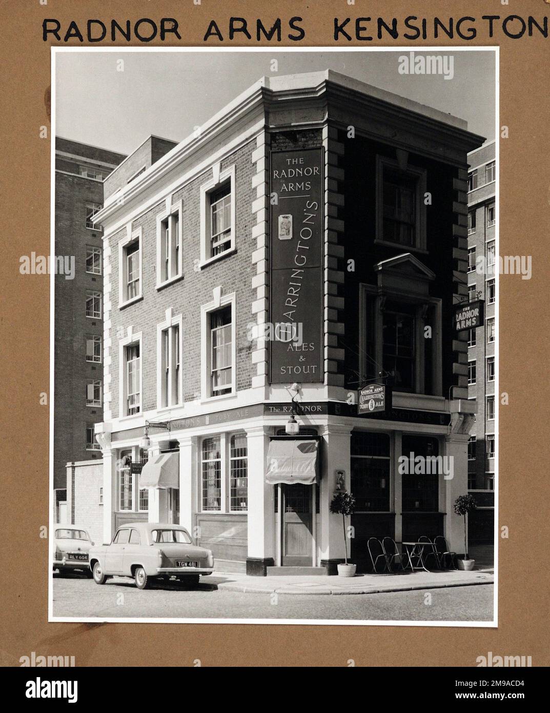 Foto von Radnor Arms, Kensington, London. Die Hauptseite des Aufdrucks (hier abgebildet) zeigt: Ecke auf der Ansicht des Pubs. Auf der Rückseite des Aufdrucks (auf Anfrage erhältlich) finden Sie Details: Nichts für die Radnor Arms, Kensington, London W14 8PX. Seit Juli 2018 . Geschlossen am 8. März 2007 nach Ablauf des Leasingverhältnisses des Eigentümers Prudential. Einst Everards Brewery's einziger Pub in London. Der Stadtrat will Luxuswohnungen bauen Stockfoto