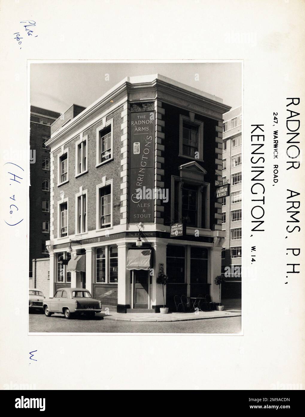 Foto von Radnor Arms, Kensington, London. Die Hauptseite des Aufdrucks (hier abgebildet) zeigt: Ecke auf der Ansicht des Pubs. Auf der Rückseite des Aufdrucks (auf Anfrage erhältlich) ist Folgendes angegeben: Trading Record 1938 . 1961 für die Radnor Arms, Kensington, London W14 8PX. Seit Juli 2018 . Geschlossen am 8. März 2007 nach Ablauf des Leasingverhältnisses des Eigentümers Prudential. Einst Everards Brewery's einziger Pub in London. Der Stadtrat will Luxuswohnungen bauen Stockfoto