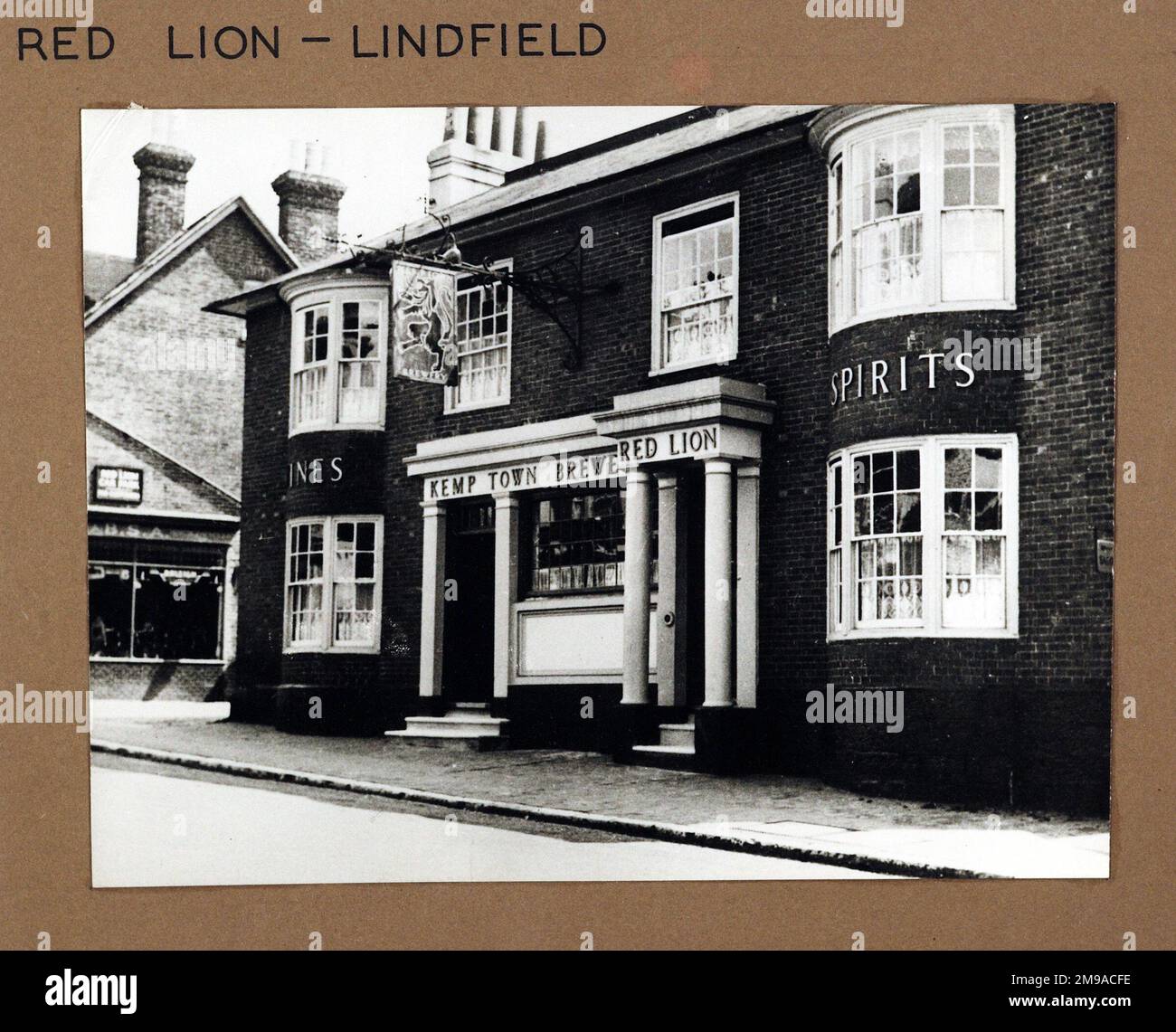 Foto von Red Lion PH, Lindfield, Sussex. Die Hauptseite des Aufdrucks (hier abgebildet) zeigt: Die rechte Seite des Pubs. Auf der Rückseite des Aufdrucks (auf Anfrage erhältlich) steht: Nichts für den roten Löwen, Lindfield, Sussex RH16 2HL. Seit Juli 2018 . Ember Inns Stockfoto