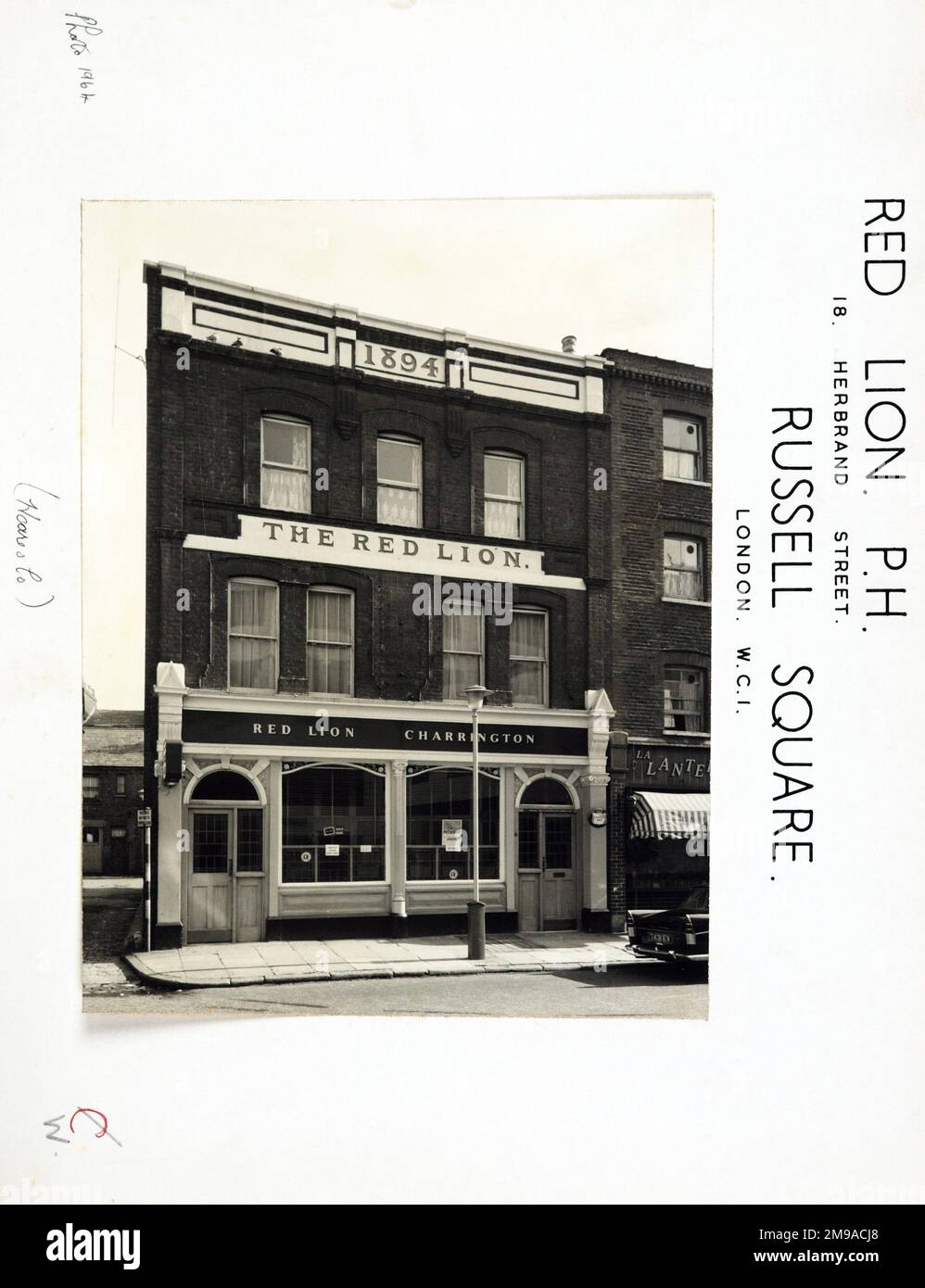 Foto: Red Lion PH, Russell Square, London. Die Hauptseite des Aufdrucks (hier abgebildet) zeigt: Gesicht auf den Pub. Auf der Rückseite des Aufdrucks (auf Anfrage erhältlich) ist Folgendes angegeben: Trading Record 1950 . 1961 für den Roten Löwen, Russell Square, London WC1N 1EX. Seit Juli 2018 . Abgerissen. Das Holiday Inn Bloomsbury befindet sich jetzt auf dieser Straßenseite Stockfoto