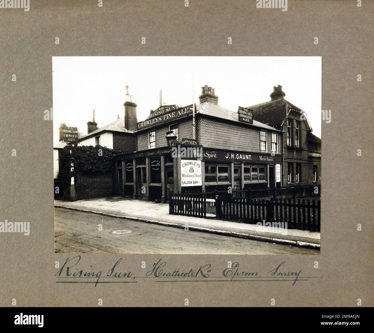 Foto von Rising Sun PH, Epsom, Surrey. Die Hauptseite des Aufdrucks