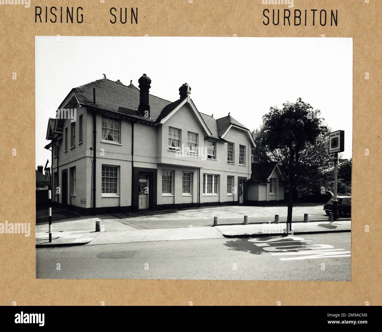 Foto: Rising Sun PH, Surbiton, Surrey. Die Hauptseite des Aufdrucks (hier abgebildet) zeigt: Linke Seite in der Ansicht des Pubs. Auf der Rückseite des Aufdrucks (auf Anfrage erhältlich) finden Sie Details: Nichts für The Rising Sun, Surbiton, Surrey KT5 8BD. Seit Juli 2018 . 2006 abgerissen, 2004 geschlossen und durch Wohngebäude ersetzt. Stockfoto