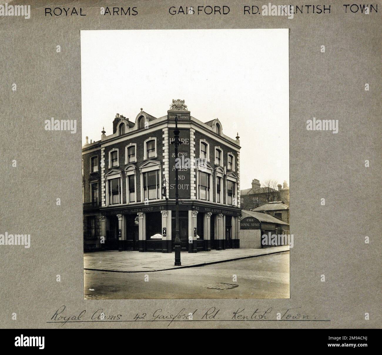 Foto von Royal Arms, Kentish Town, London. Die Hauptseite des Aufdrucks (hier abgebildet) zeigt: Ecke auf der Ansicht des Pubs. Auf der Rückseite des Aufdrucks (auf Anfrage erhältlich) finden Sie Details: Nichts für The Royal Arms, Kentish Town, London NW5 2ED. Seit Juli 2018 . Umbenannt in Royal Archer und jetzt Lion & Unicorn . Geronimo (Young) Stockfoto