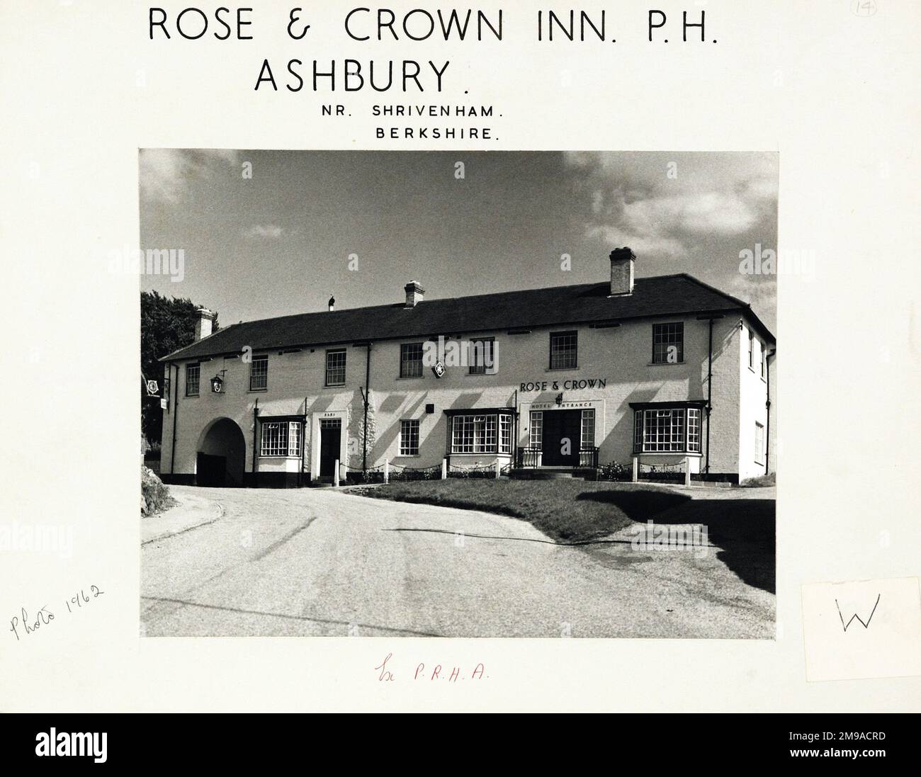 Foto: Rose & Crown PH, Ashbury, Wiltshire. Die Hauptseite des Aufdrucks (hier abgebildet) zeigt: Gesicht auf den Pub. Auf der Rückseite des Aufdrucks (auf Anfrage erhältlich) ist Folgendes angegeben: Trading Record 1960 . 1963 für Rose & Crown, Ashbury, Wiltshire SN6 8NA. Seit Juli 2018 . Arkell's Pub Stockfoto