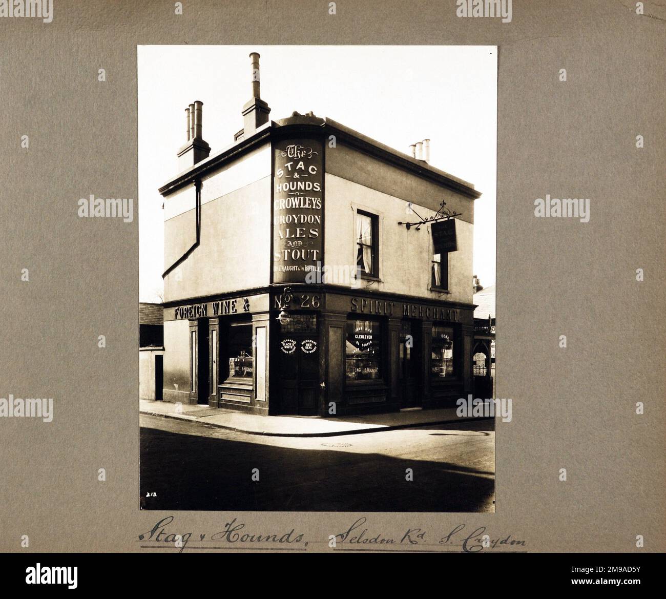 Foto: Stag & Hounds PH, Croydon, Surrey. Die Hauptseite des Aufdrucks (hier abgebildet) zeigt: Ecke auf der Ansicht des Pubs. Auf der Rückseite des Aufdrucks (auf Anfrage erhältlich) finden Sie Details: Nichts für The Stag & Hounds, Croydon, Surrey CR2 6PB. Seit Juli 2018 . Im Oktober 2014 wurde ein Planungsantrag gestellt , um den Pub abzubauen und stattdessen Wohnungen zu bauen . Wie auch immer, der Pub war im September 2017 noch geöffnet. Privatbesitz Stockfoto