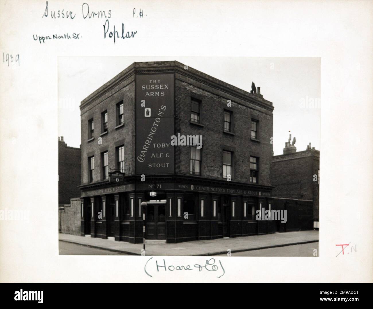 Foto von Sussex Arms, Poplar, London. Die Hauptseite des Aufdrucks (hier abgebildet) zeigt: Ecke auf der Ansicht des Pubs. Auf der Rückseite des Aufdrucks (auf Anfrage erhältlich) ist Folgendes angegeben: Trading Record 1934 . 1961 für die Sussex Arms, Poplar, London E14 6GW. Seit Juli 2018 . Abgerissen Stockfoto