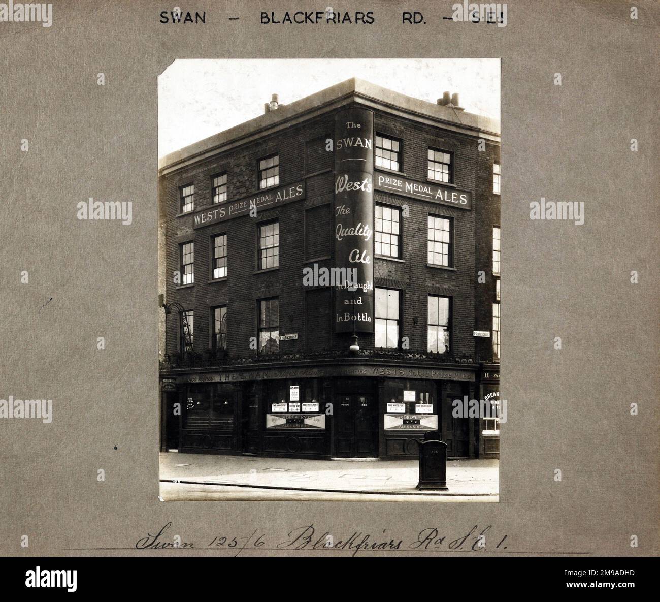 Foto von Swan PH, Blackfriars, London. Die Hauptseite des Aufdrucks (hier abgebildet) zeigt: Ecke auf der Ansicht des Pubs. Auf der Rückseite des Aufdrucks (auf Anfrage erhältlich) finden Sie Details: Nichts für The Swan, Blackfriars, London SE1 8HW. Seit Juli 2018 . Abgerissen Stockfoto