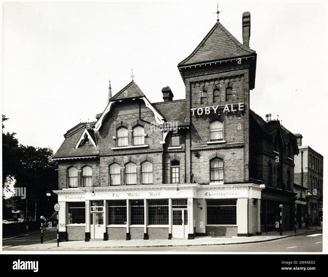 Foto: White Hart Hotel, Upper Norwood, London. Die Hauptseite des Aufdrucks (hier abgebildet) zeigt: Gesicht auf den Pub. Die Rückseite des Aufdrucks (auf Anfrage erhältlich) Details: Nichts für das White Hart Hotel, Upper Norwood, London SE19 2EZ. Seit Juli 2018 . Schloss (Mitchells & Butler) Stockfoto