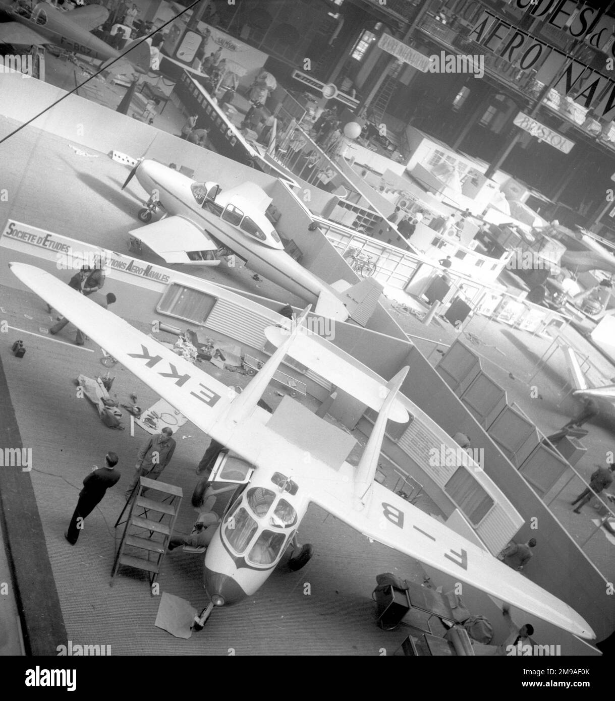 XVIIIeme Salon Aeronautique du Paris 1949 im Grand Palais im Zentrum von Paris (am Flughafen Orly wurden Flugvorführungen durchgeführt). Mit Blick auf den SECAN und Ryan steht ein SCCAN Courlis bzw. Ryan Navion. Stockfoto